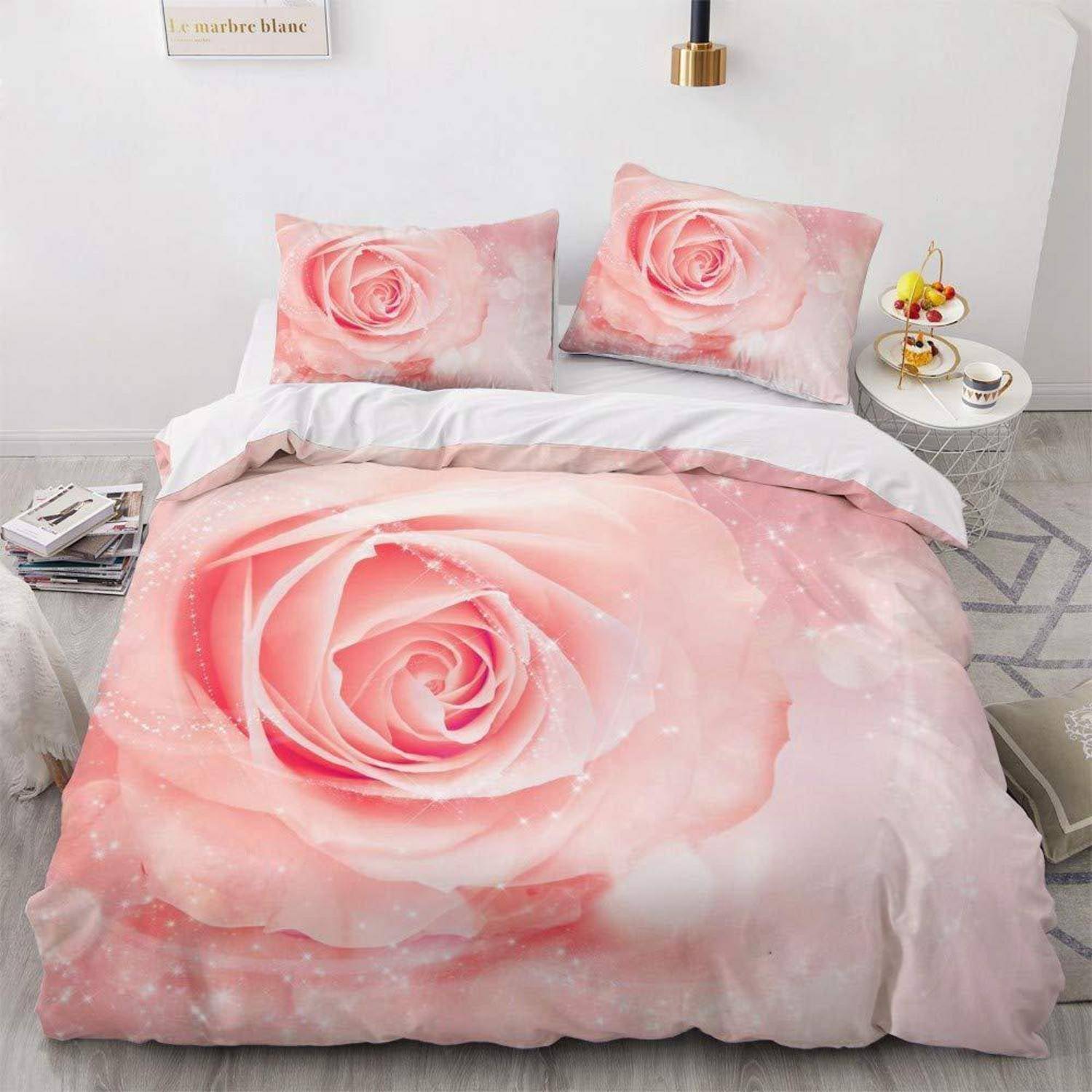 Bett mit rosa Rosen-Bettwäsche und passenden Kissenbezügen in einem hellen, modernen Schlafzimmer.
