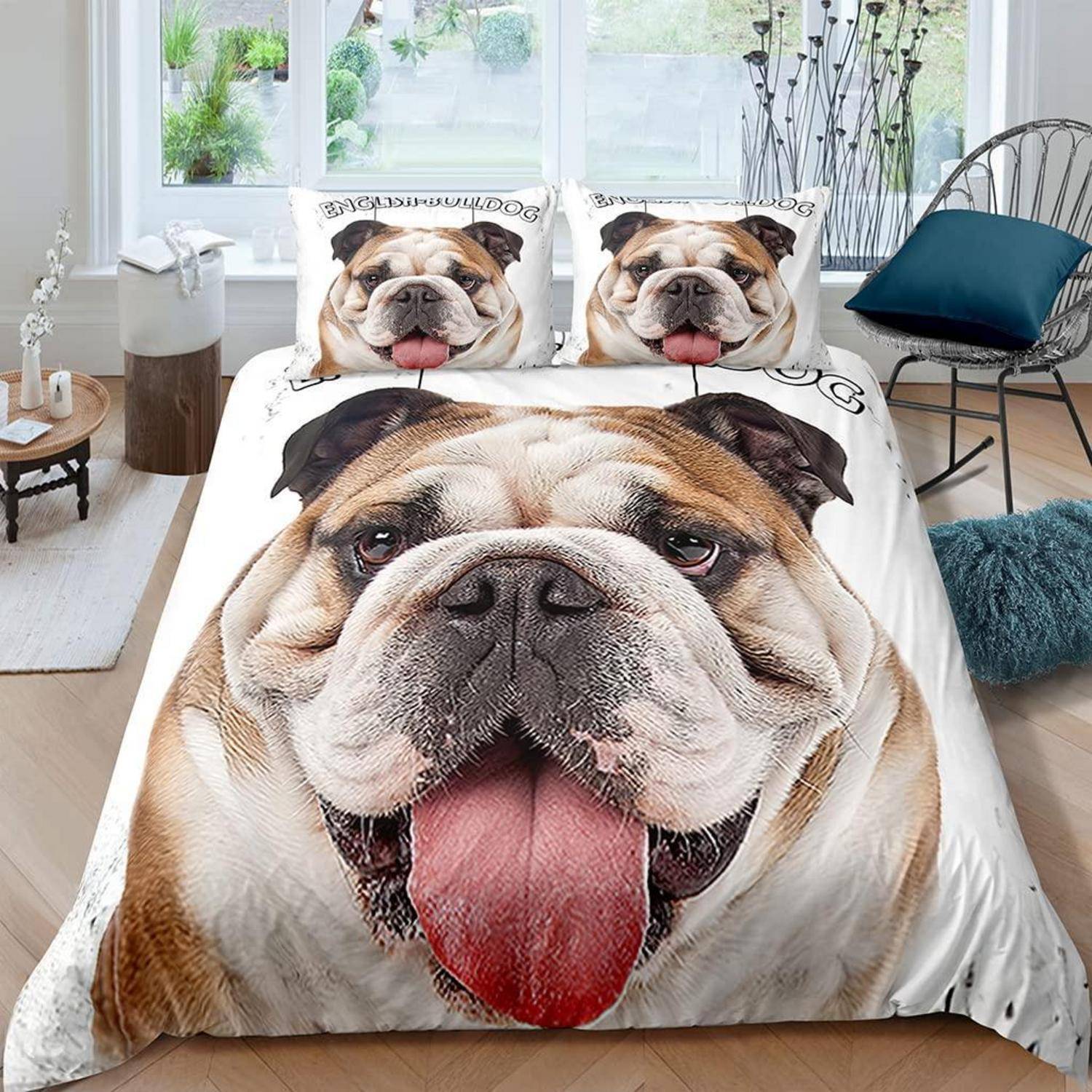 Bettwäsche-Set mit Bulldoggen-Motiv mit großem, nahaufnahmenahmen Hundegesicht auf der Bettdecke und passenden Kissen in einem hellen Schlafzimmer.