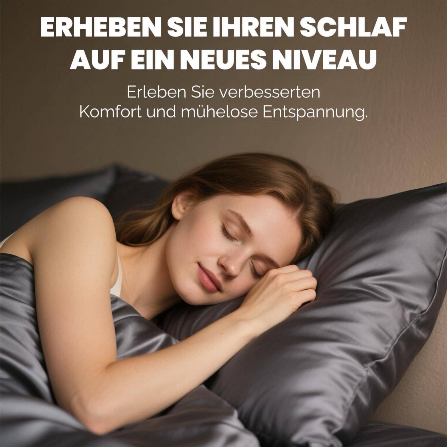 Schlafende Frau auf einem Kissen mit deutschem Anzeigentext: „Erheben Sie Ihren Schlaf auf ein neues Niveau" und „Erleben Sie verbesserten Komfort und mühelose Entspannung."