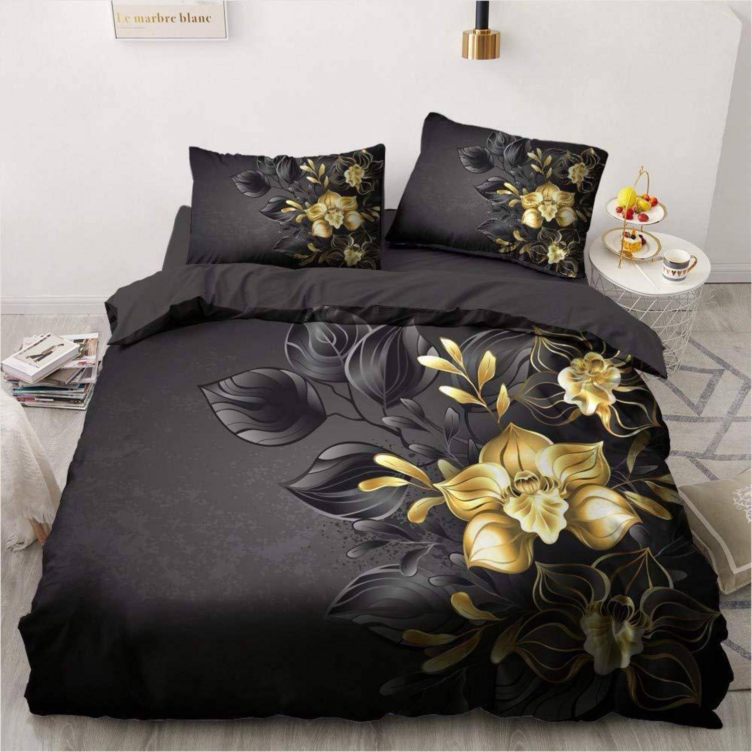 Schwarzes Bettwäscheset mit großem goldenem Blumen- und Blatenmuster auf dem Bettdeckenbezug und den Kissenbezügen in einem modernen Schlafzimmer.