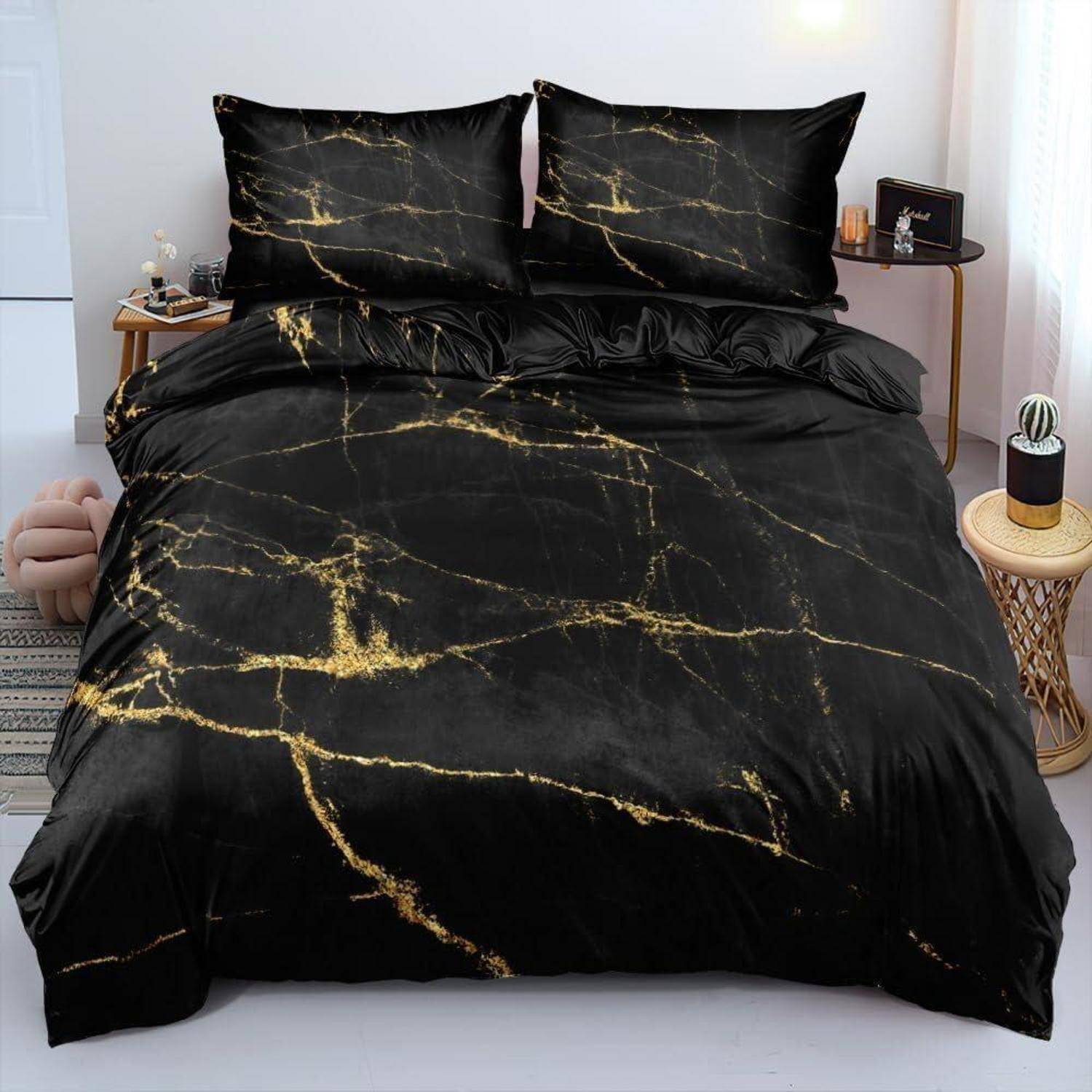 Schwarzes Bettwäscheset mit goldenen marmorähnlichen Streifen auf einem Bett, gezeigt in einem modernen Schlafzimmer mit passenden Kissen und Dekoration.