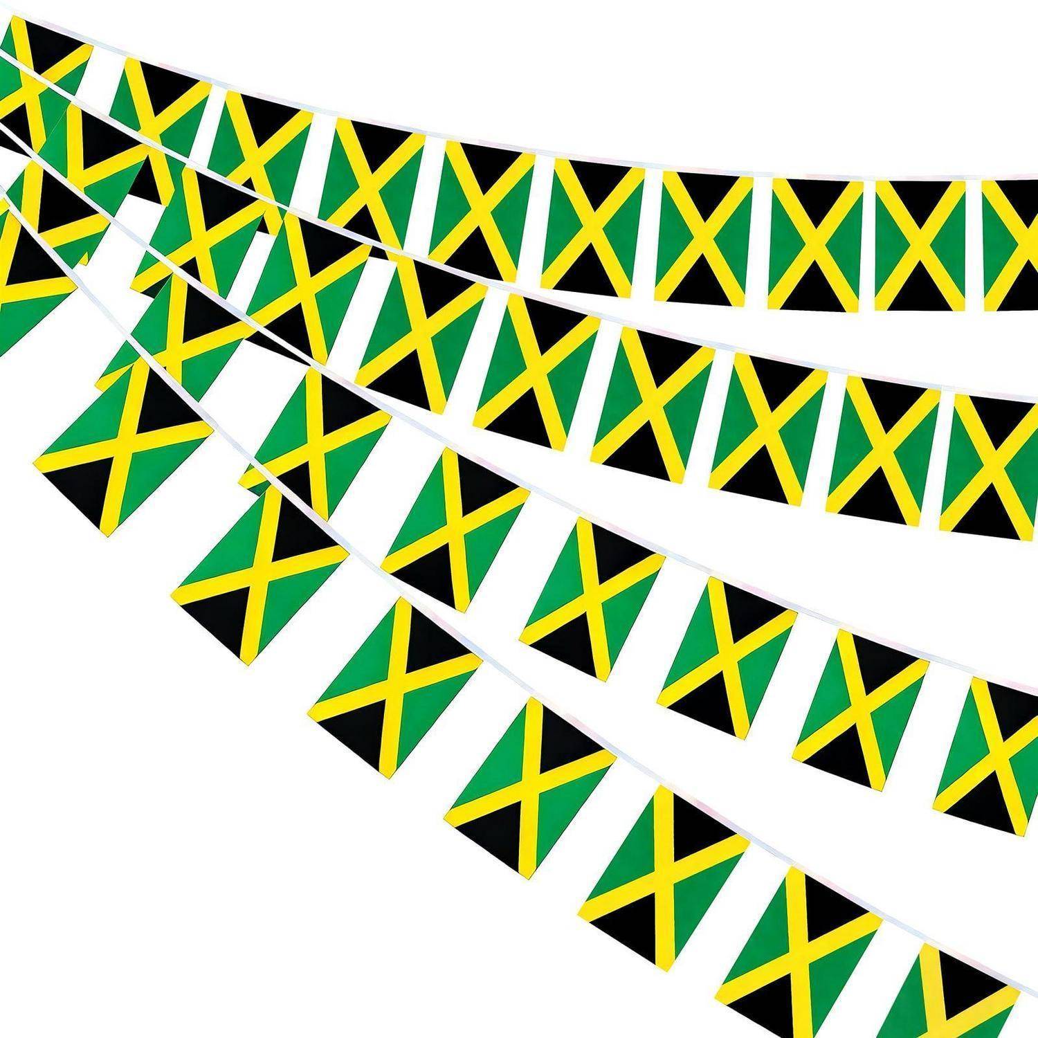 Reihen von jamaikanischer Flaggengirlande, die in geschwungenen Schnüren auf weißem Hintergrund drapiert sind.
