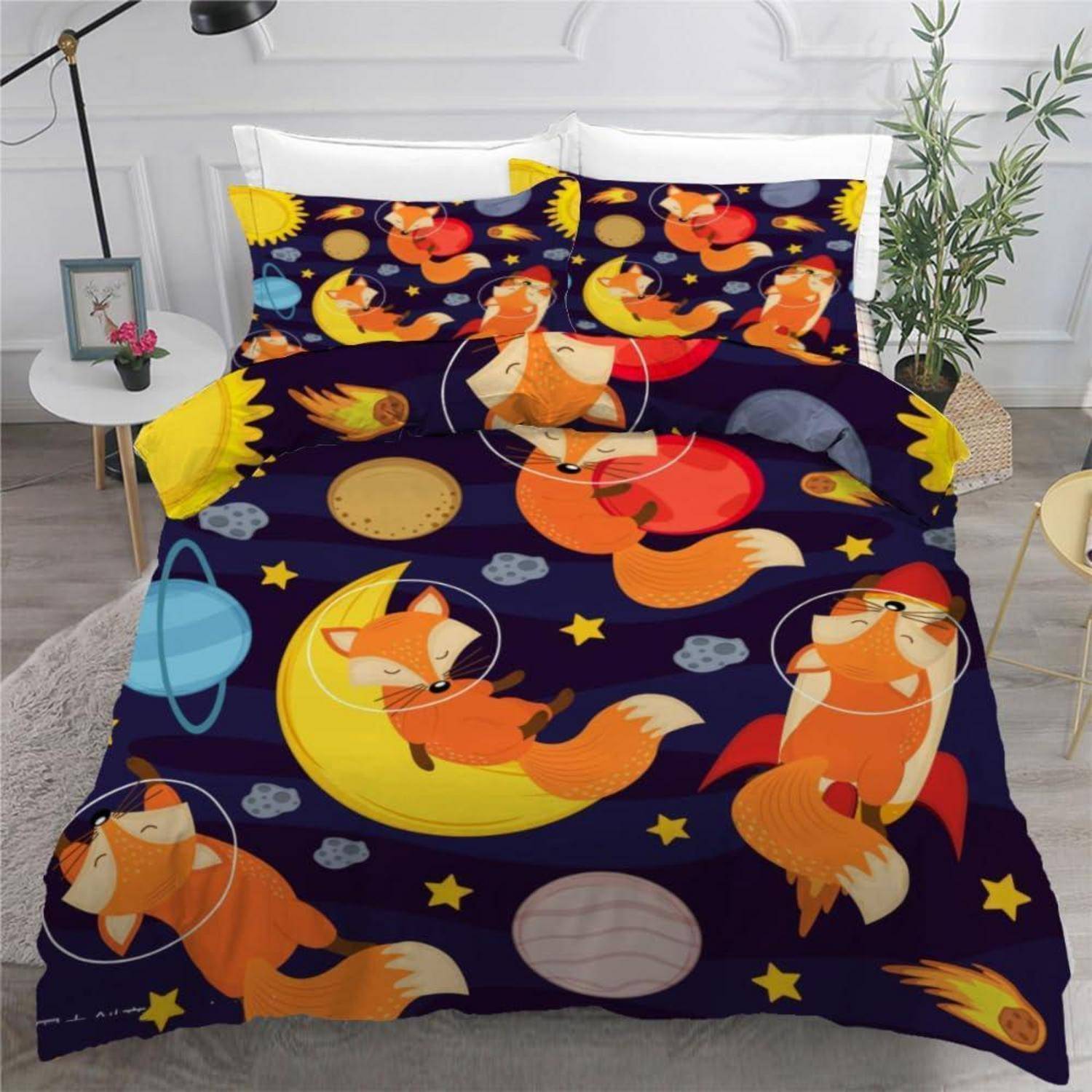 Farbenfrohe Fuchs-Bettwäsche-Set mit Bettdecke und Kissen in einem Schlafzimmer, mit Füchsen, Monden, Sternen und Planeten auf dunklem Hintergrund.