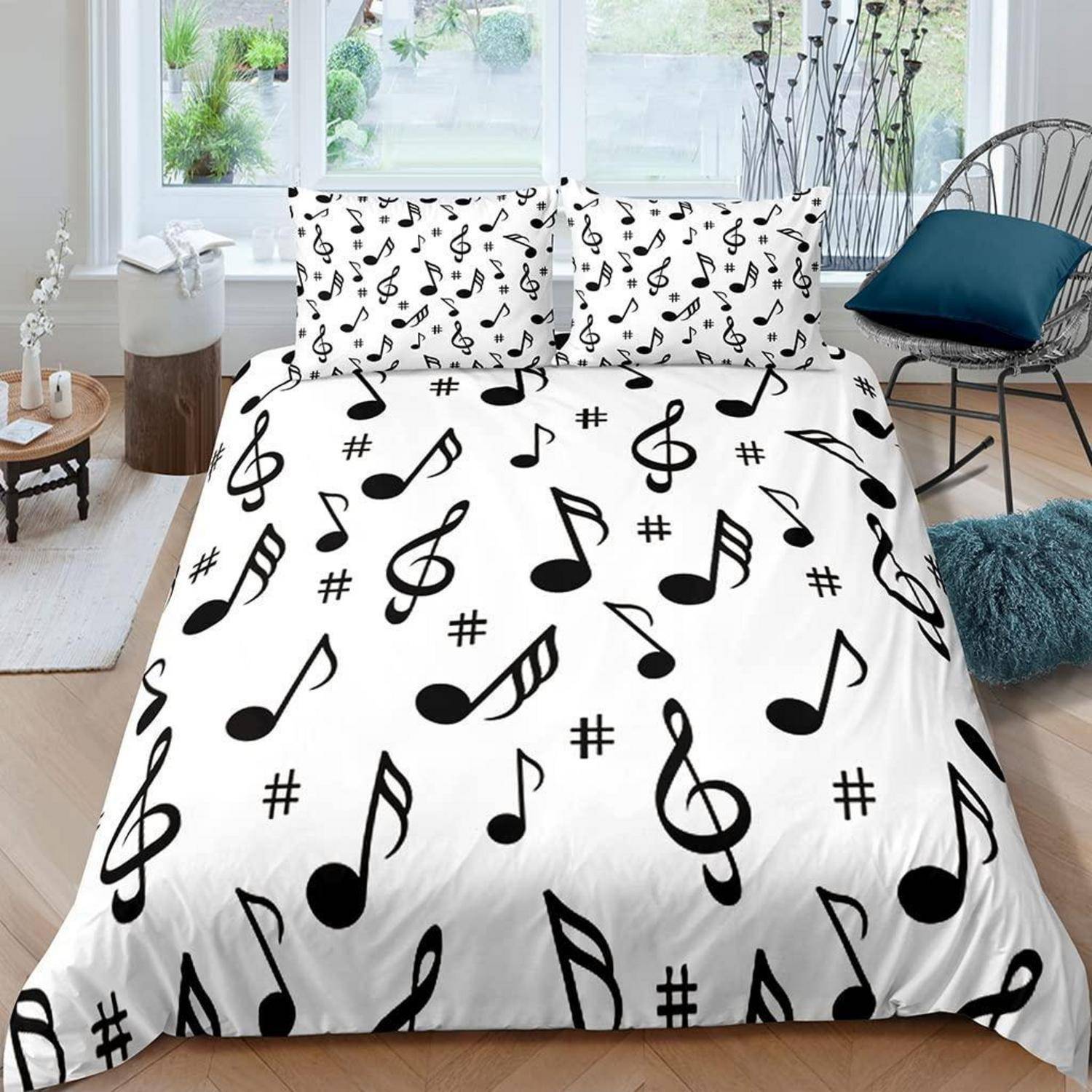 Bettdeckenbezug mit Musiknotenmuster und passende Kissenbezüge auf einem Bett in einem hellen, modernen Schlafzimmer.