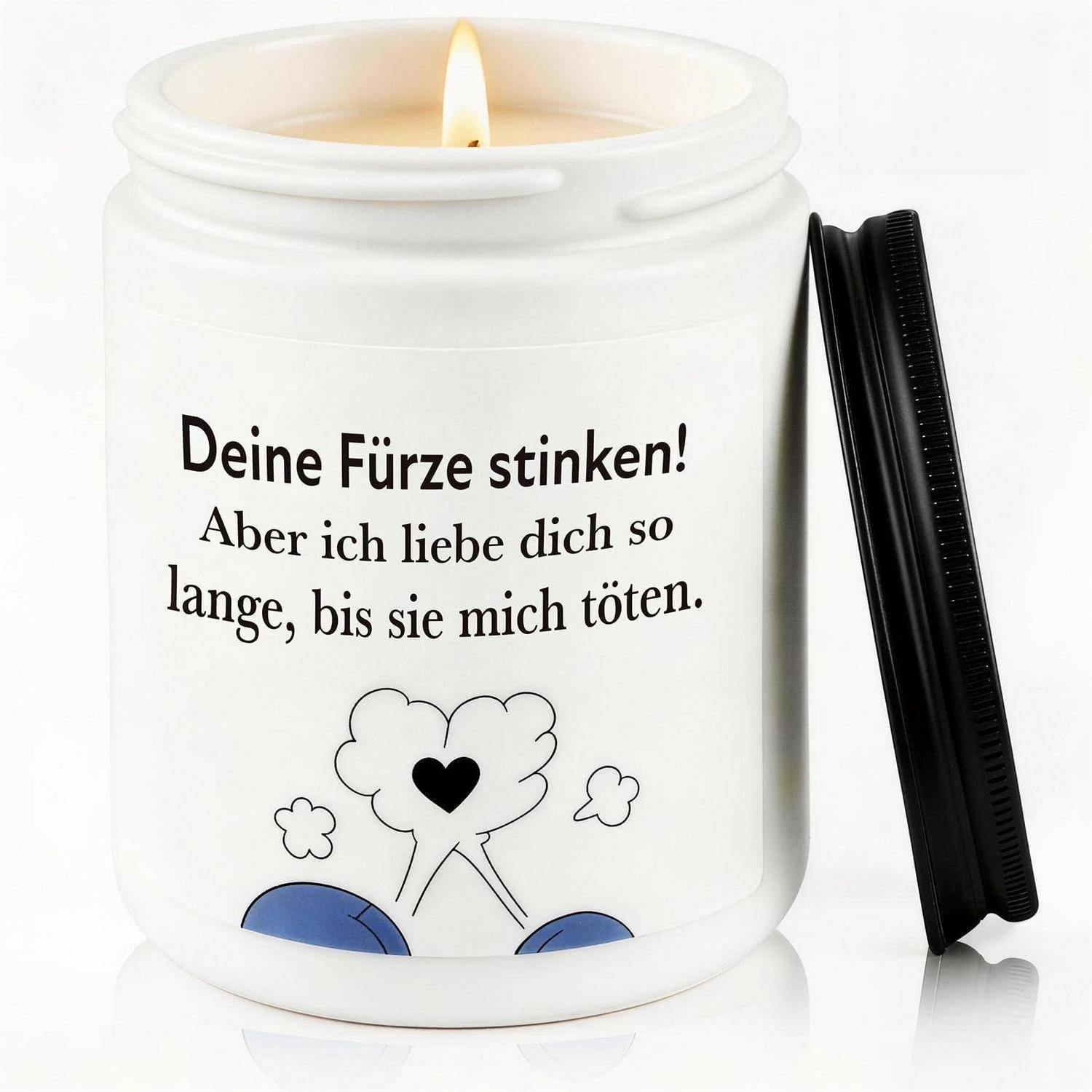 Weißes Kerzenglascontainer mit Deckel daneben; Etikett auf Deutsch lautet: „Deine Fürze stinken! Aber ich liebe dich so lange, bis sie mich töten.