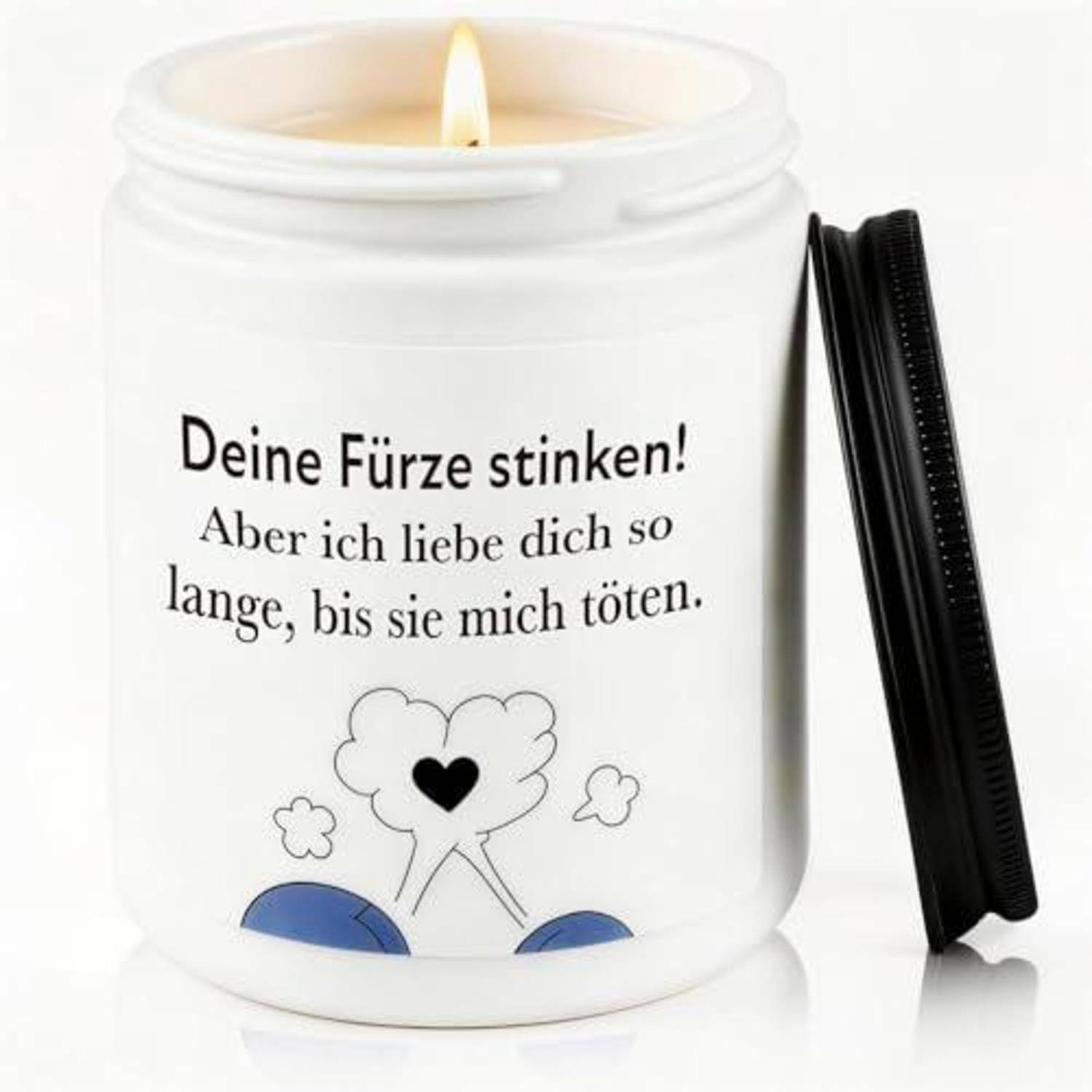 Weißes Kerzeneinmachglas mit daneben liegenden Deckel, beschriftet auf Deutsch: „Deine Fürze stinken! Aber ich liebe dich so lange, bis sie mich töten." mit einer kleinen Herzillustration.