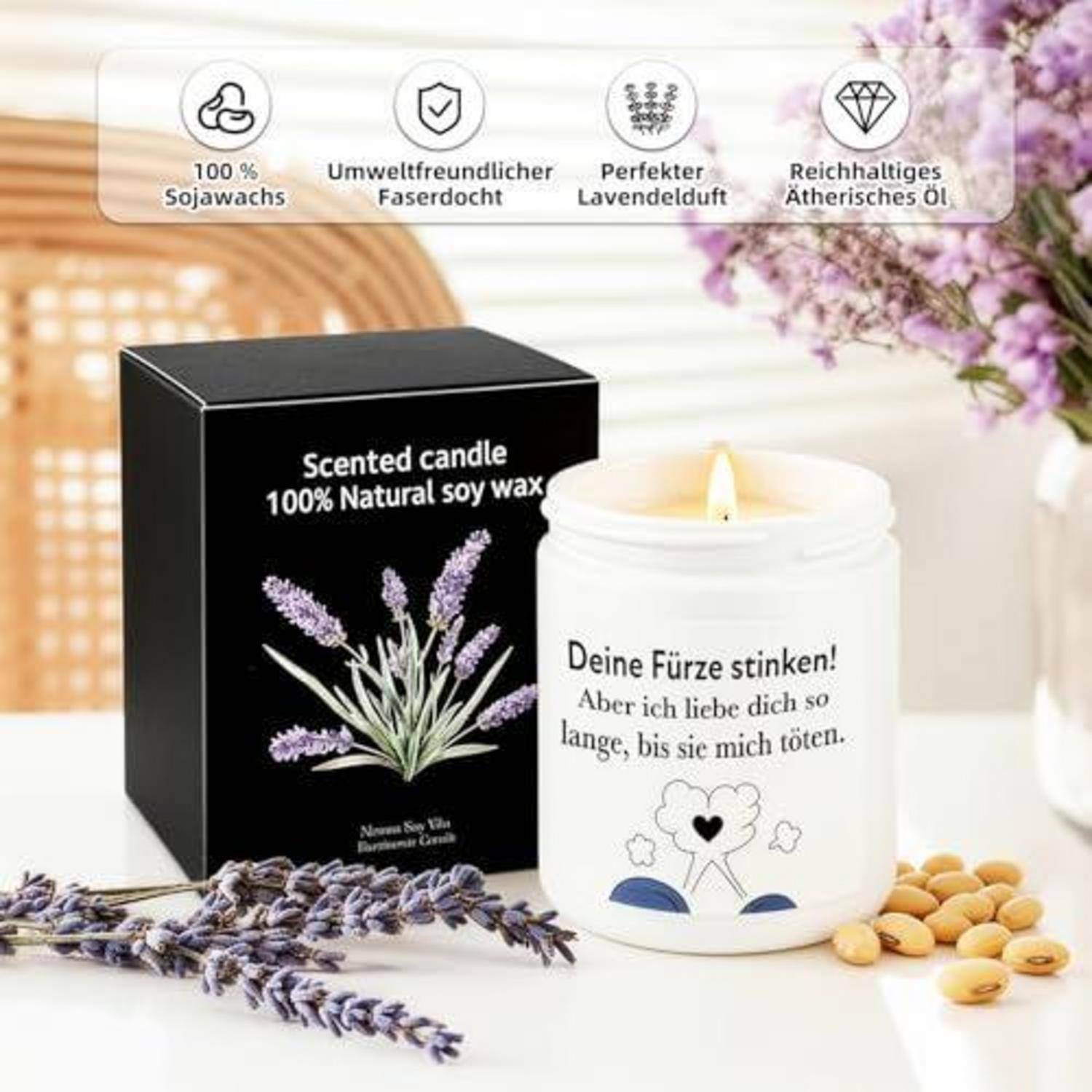 Eine lavendelduftende Sojakerze in einem weißen Glas neben ihrer schwarzen Schachtel; das Etikett sagt „Deine Fürze stinken!" mit dekorativem Lavendel und Sojabohnen.