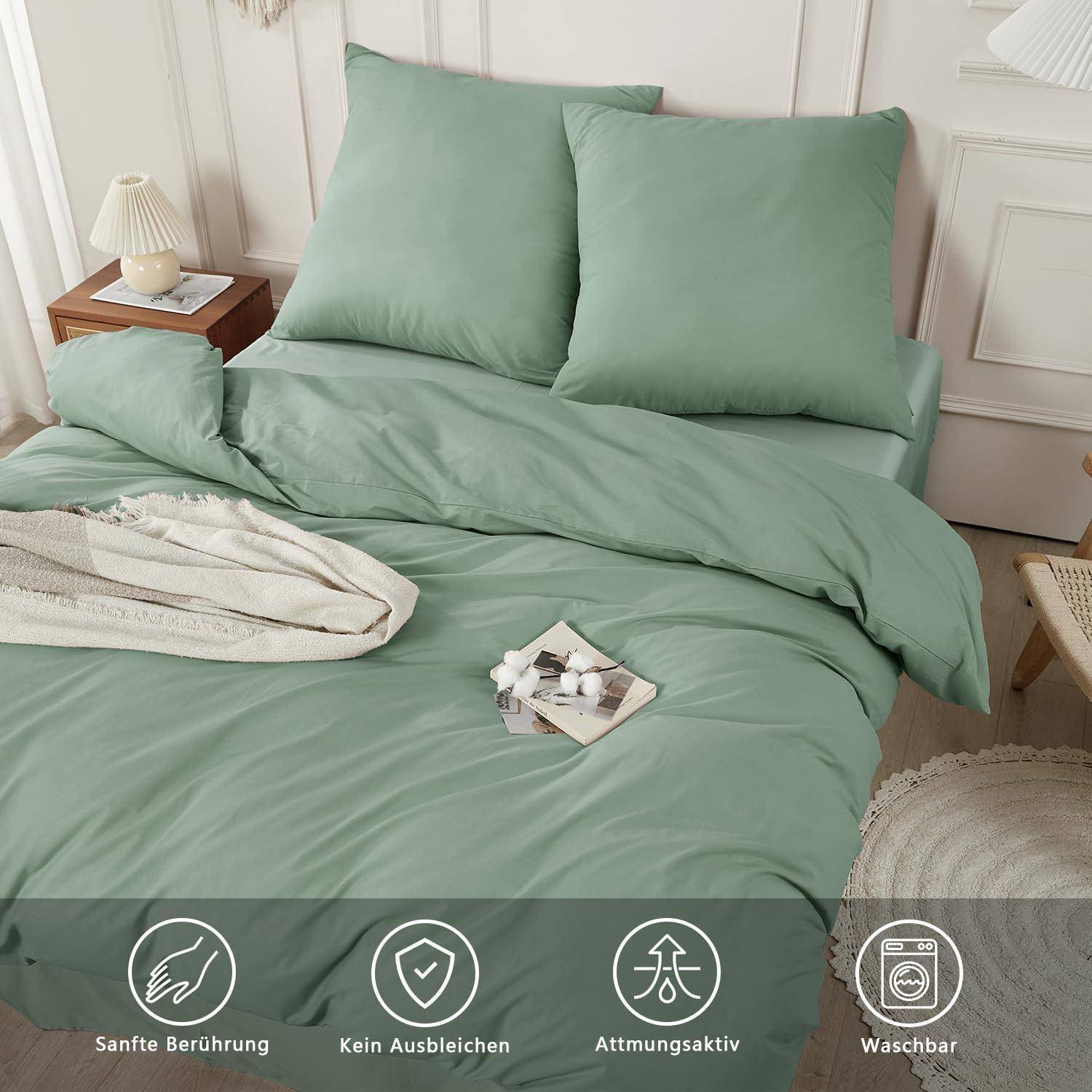 Minzgrüne Bettwäsche auf einem ordentlich gemachten Bett mit zwei Kissen und einer gefalteten Wurfdecke; Overlay-Symbole weisen auf weiches Material, Farbbeständigkeit, Atmungsaktivität und Waschbarkeit hin.