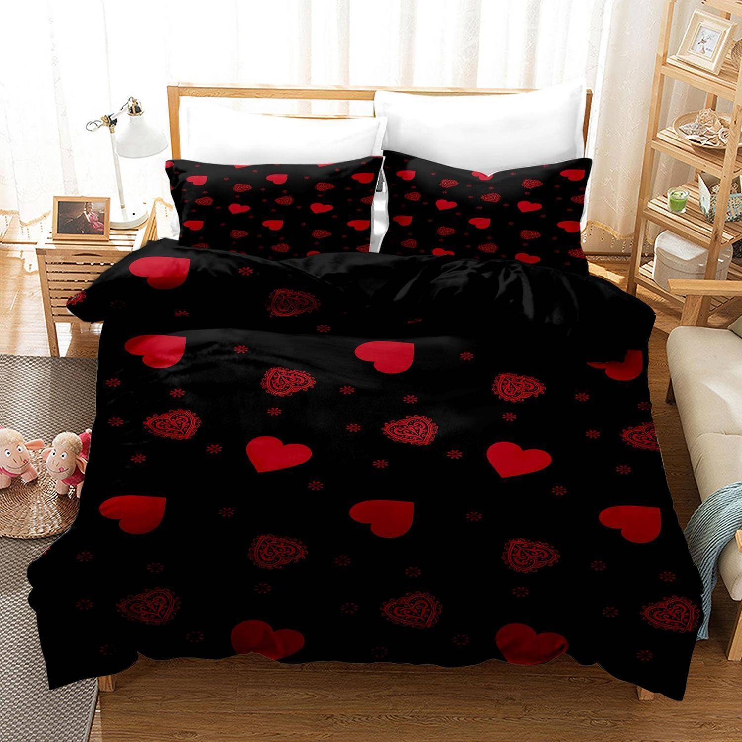 Schwarzes Bettwäscheset mit roten Herzmustern auf einem gemachten Bett in einem hellen, modernen Schlafzimmer.