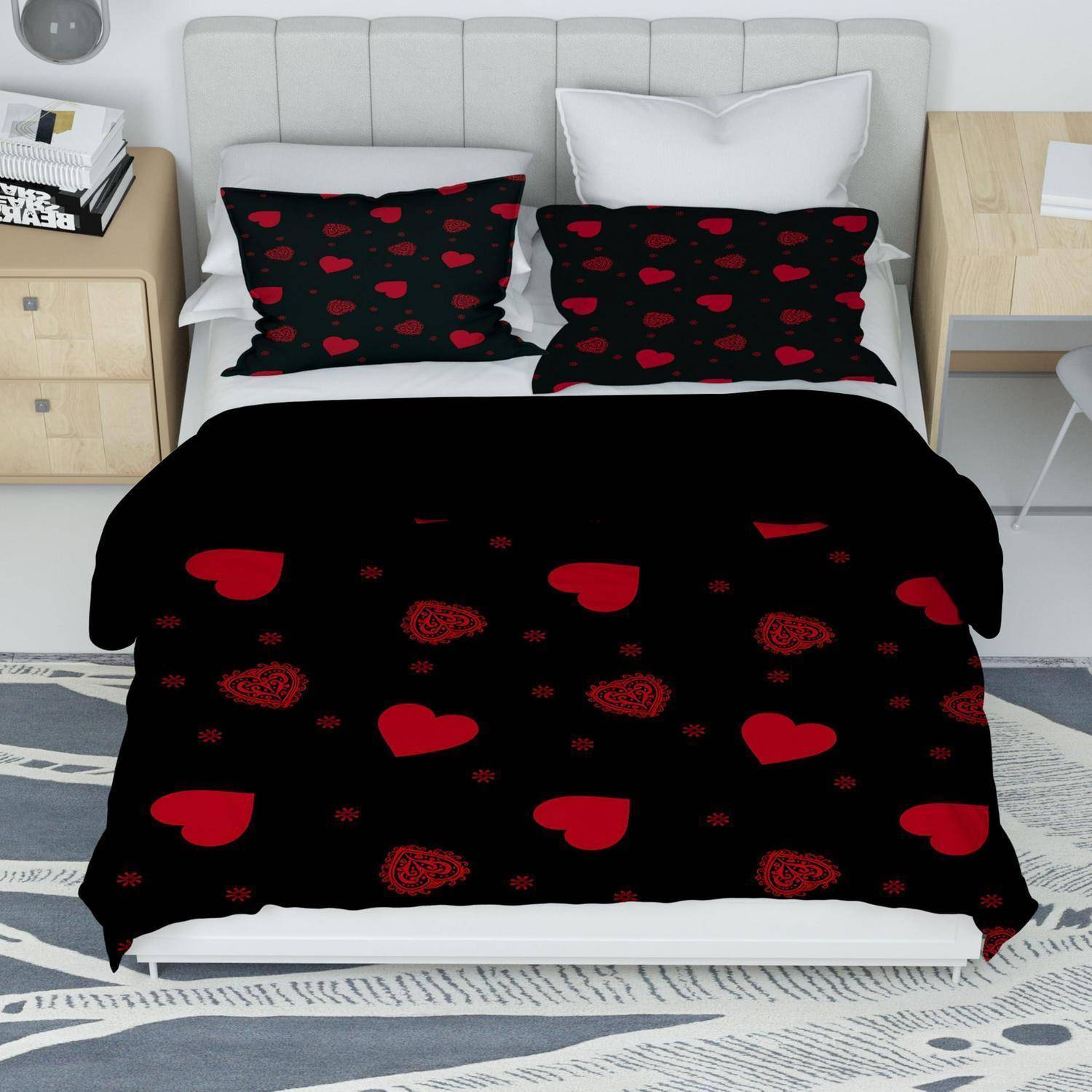 Bett mit schwarzer Bettwäsche mit roten Herzen und Rosen, plus passende Kissen, in einem modernen Schlafzimmer mit Nachttischen.