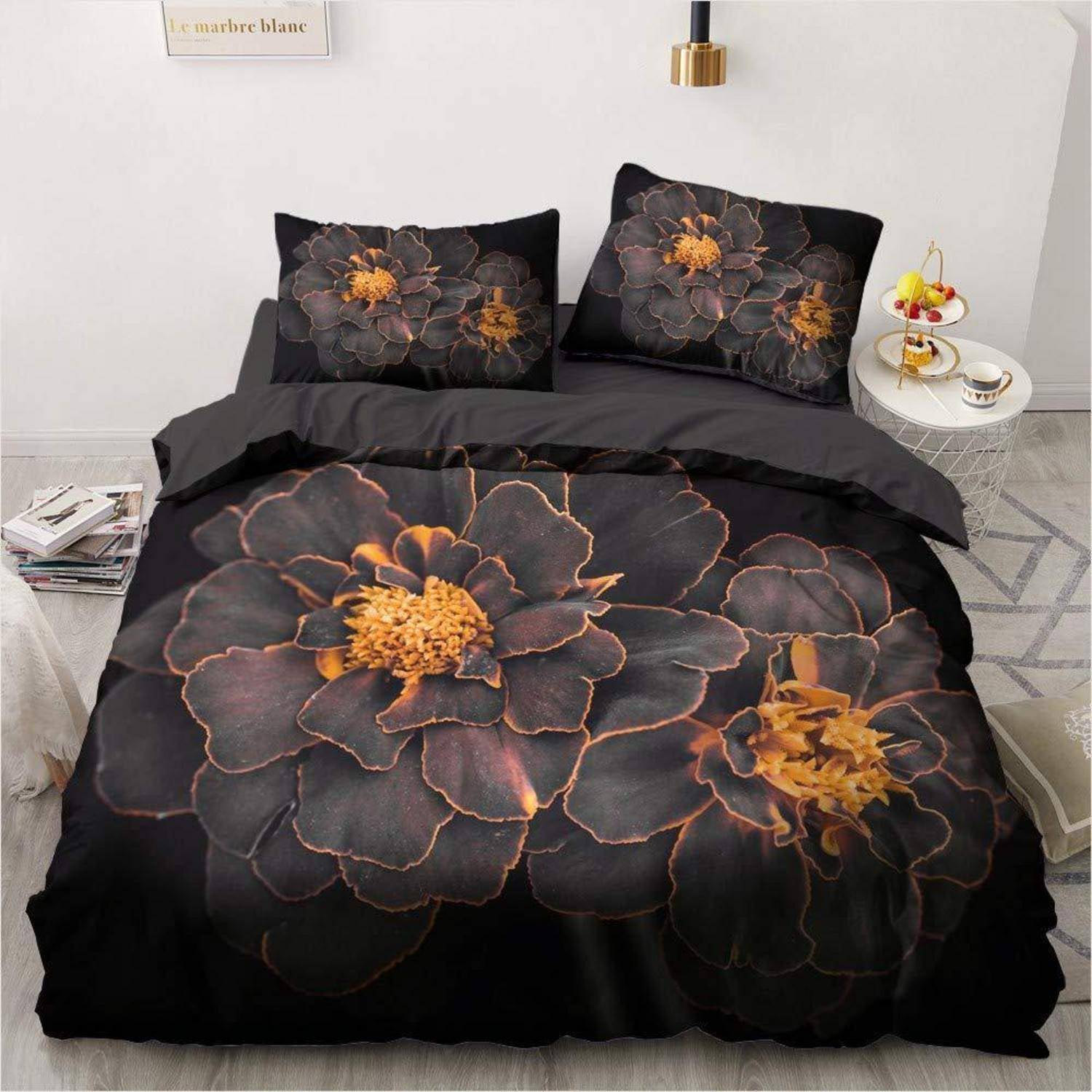 Schwarzes Bettwäscheset mit großem orangefarbenem Blumenmuster, bestehend aus Bettdeckenbezug und zwei Kissenbezügen auf einem ordentlich gemachten Bett.