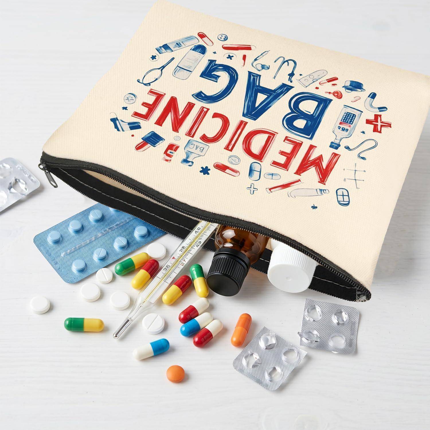Eine medizinische Tasche mit der Aufschrift „MEDICINE BAG" mit verschiedenen Pillen, Kapseln, Blisterpackungen, einem Thermometer und Medikamentenflaschen, die auf einer weißen Oberfläche verstreut sind.