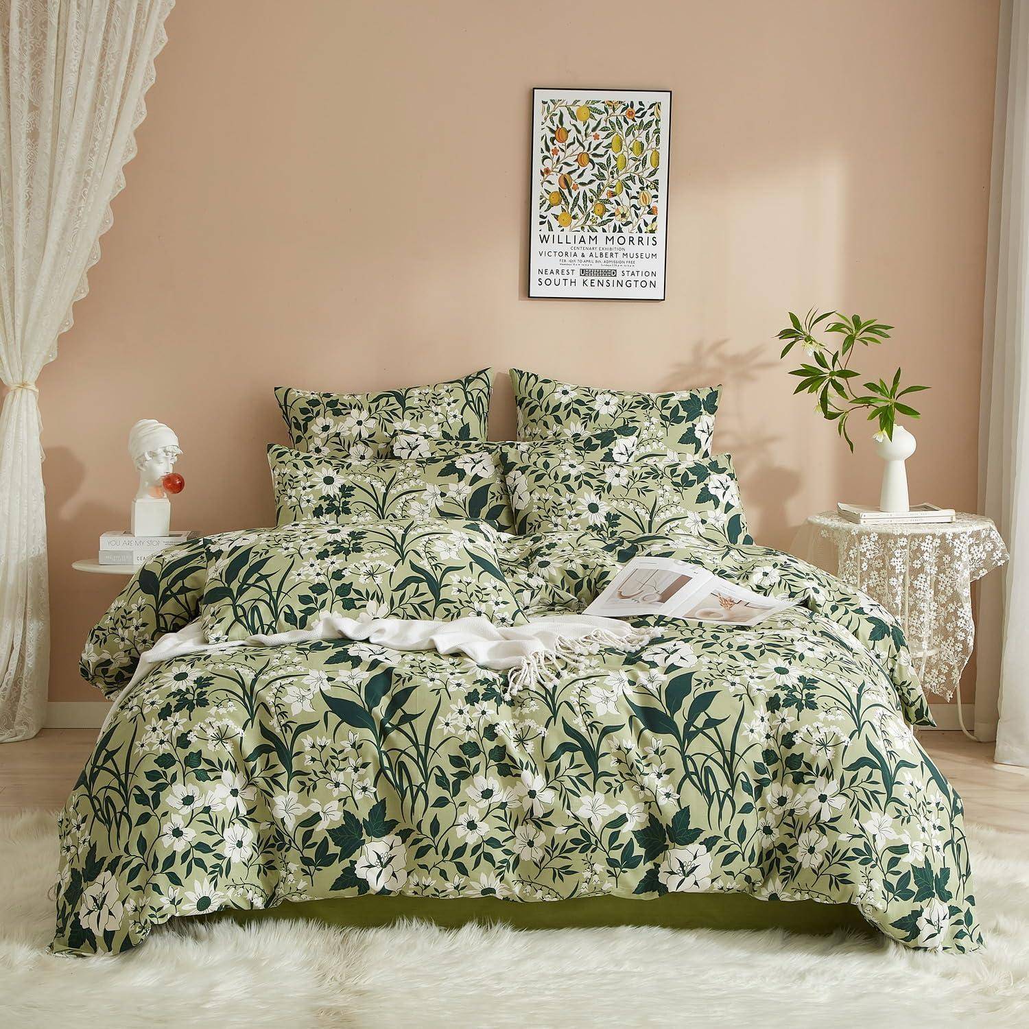 Ein ordentlich gemachtes Bett mit grünem Blumenmuster-Bettzug und Kissen in einem sanft beigen Schlafzimmer, flankiert von Nachttischen und Wandkunst.