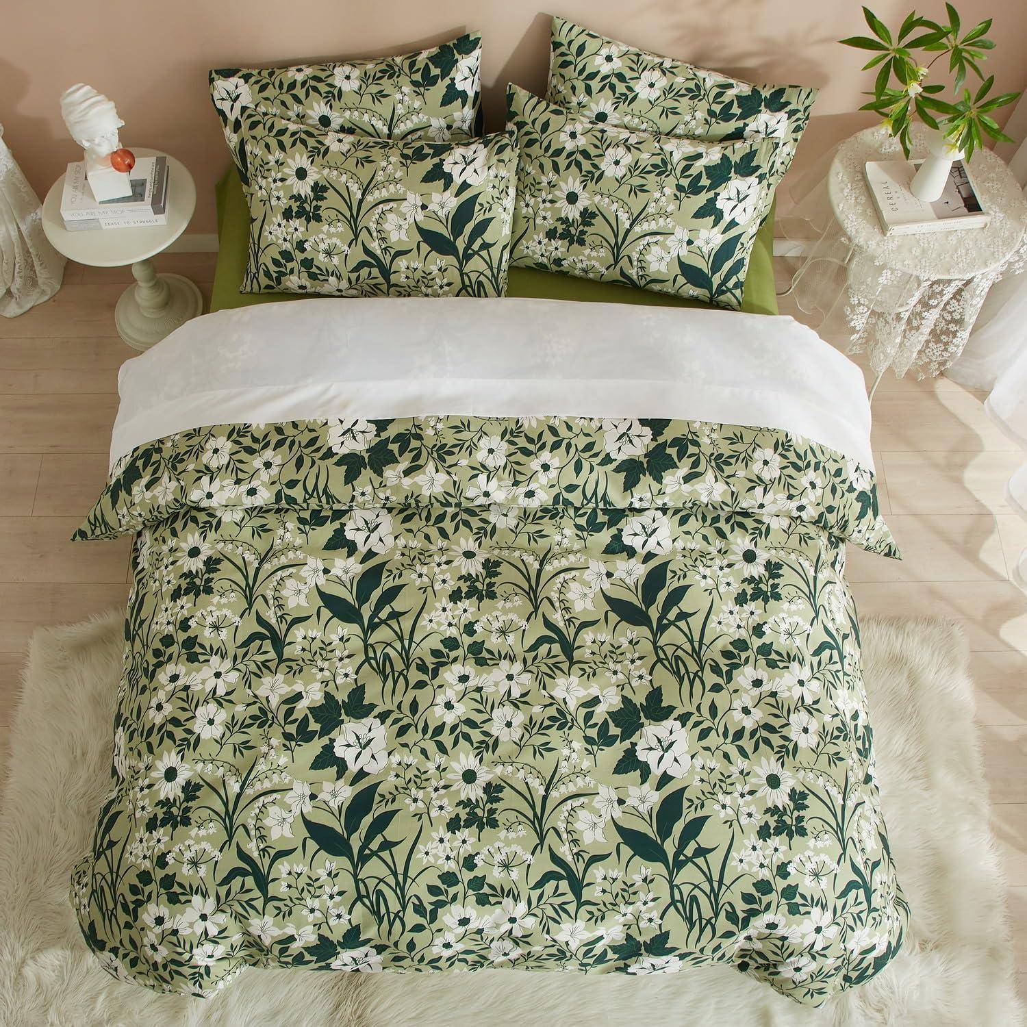 Draufsicht auf ein ordentlich gemachtes Bett mit grüner Blumenbettwäsche, weißem Laken und passenden Kissen, flankiert von kleinen Nachttischen und Pflanzen.