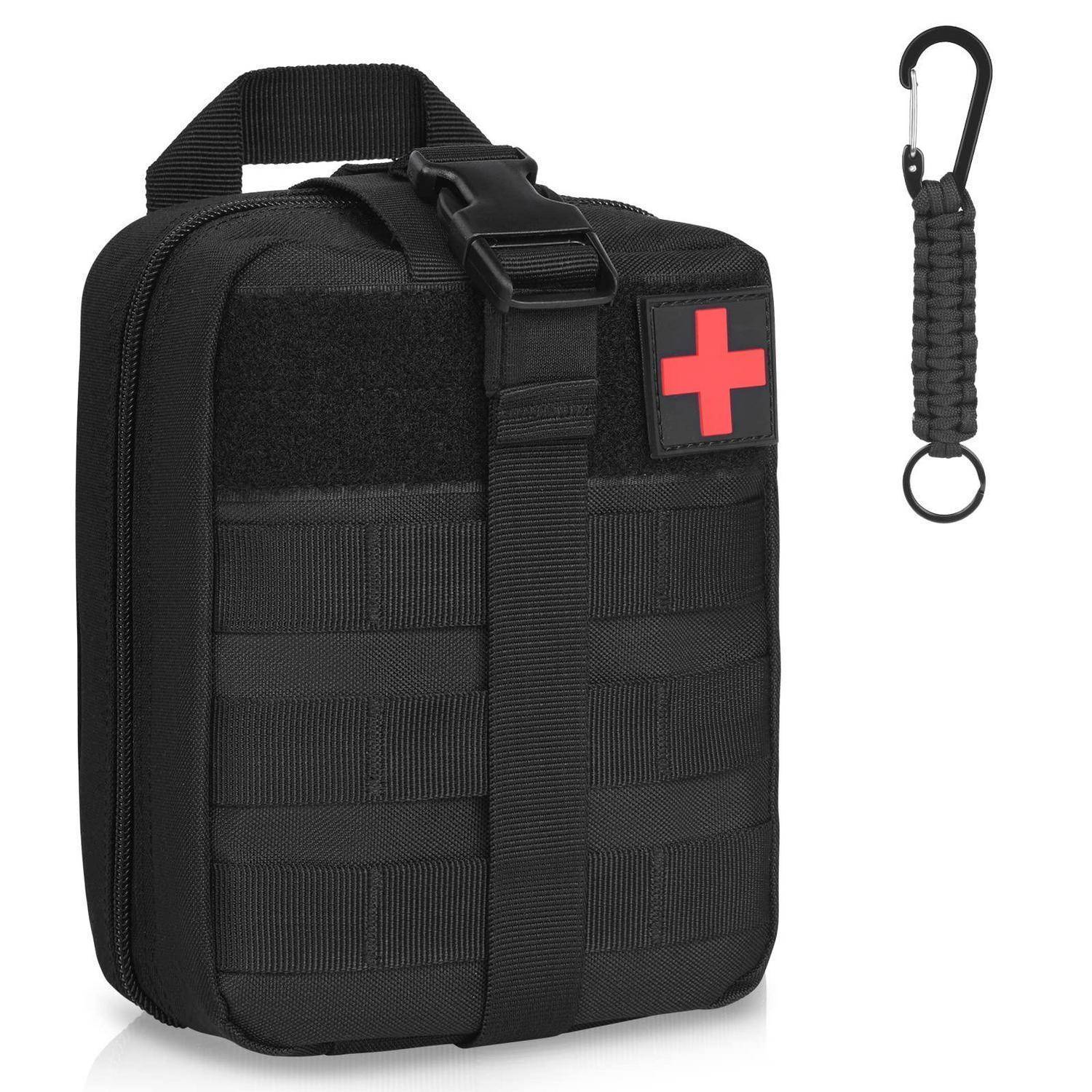 Schwarze taktische Erste-Hilfe-Tasche mit rotem Kreuzzeichen und Karabiner-Befestigung, gezeigt auf weißem Hintergrund.