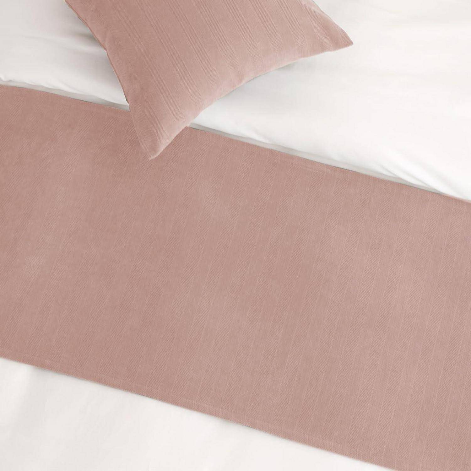 Rosa spannbettlaken mit passendem Kissen auf einem weißen Bett.