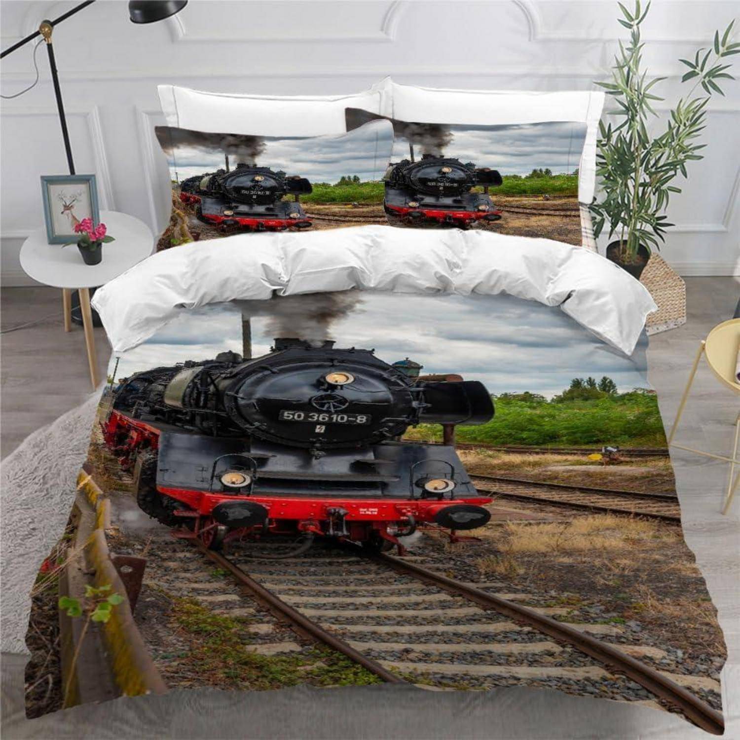 Schwarze Dampflokomotive auf Eisenbahnschienen, gedruckt auf einem Bettwäsche- und Kissensatz in einem modernen Schlafzimmer.