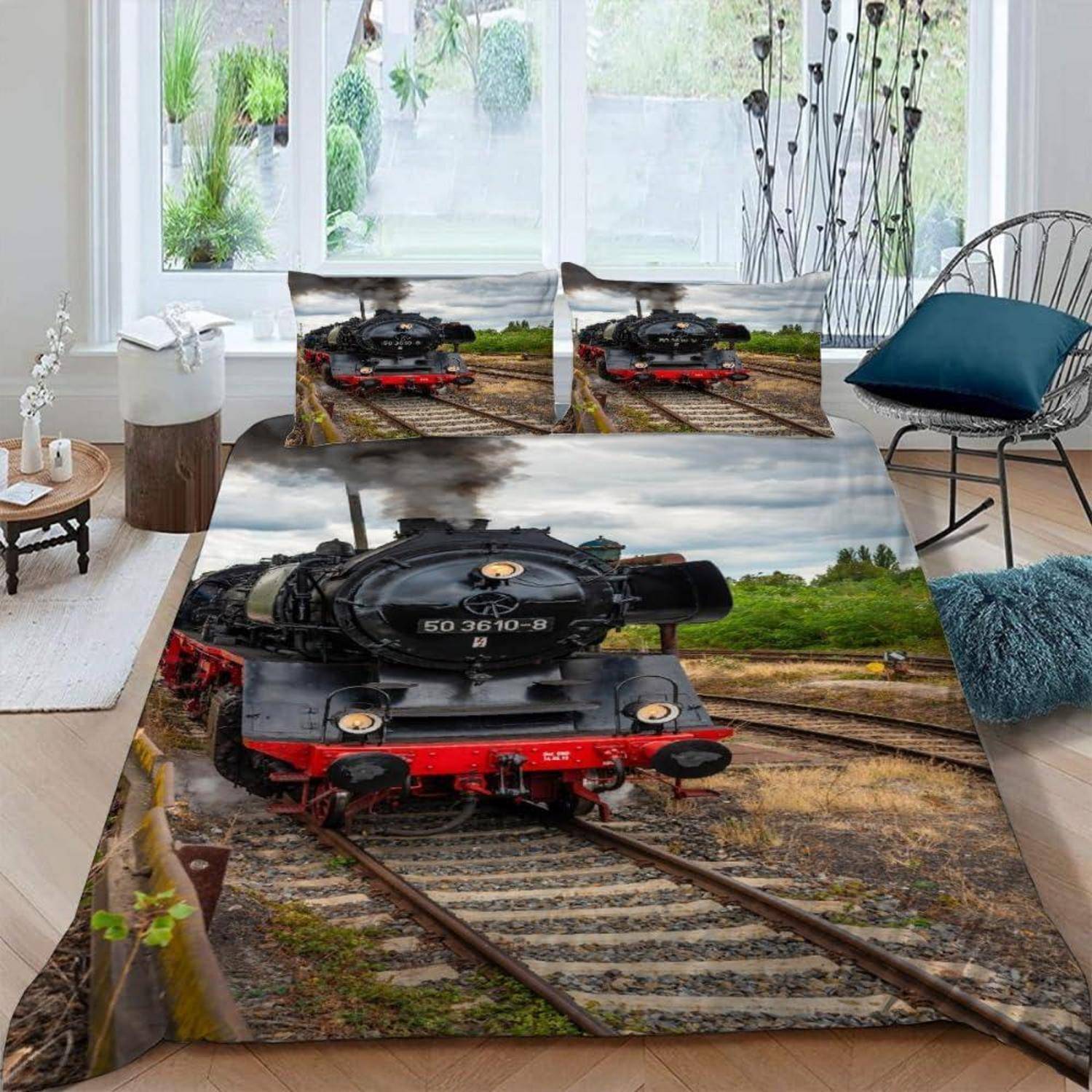 Bett und Kissen mit Dampflokomotiv-Druck, das zeigt eine schwarze Lokomotive, die sich auf Gleisen einem Schlafzimmer nähert.