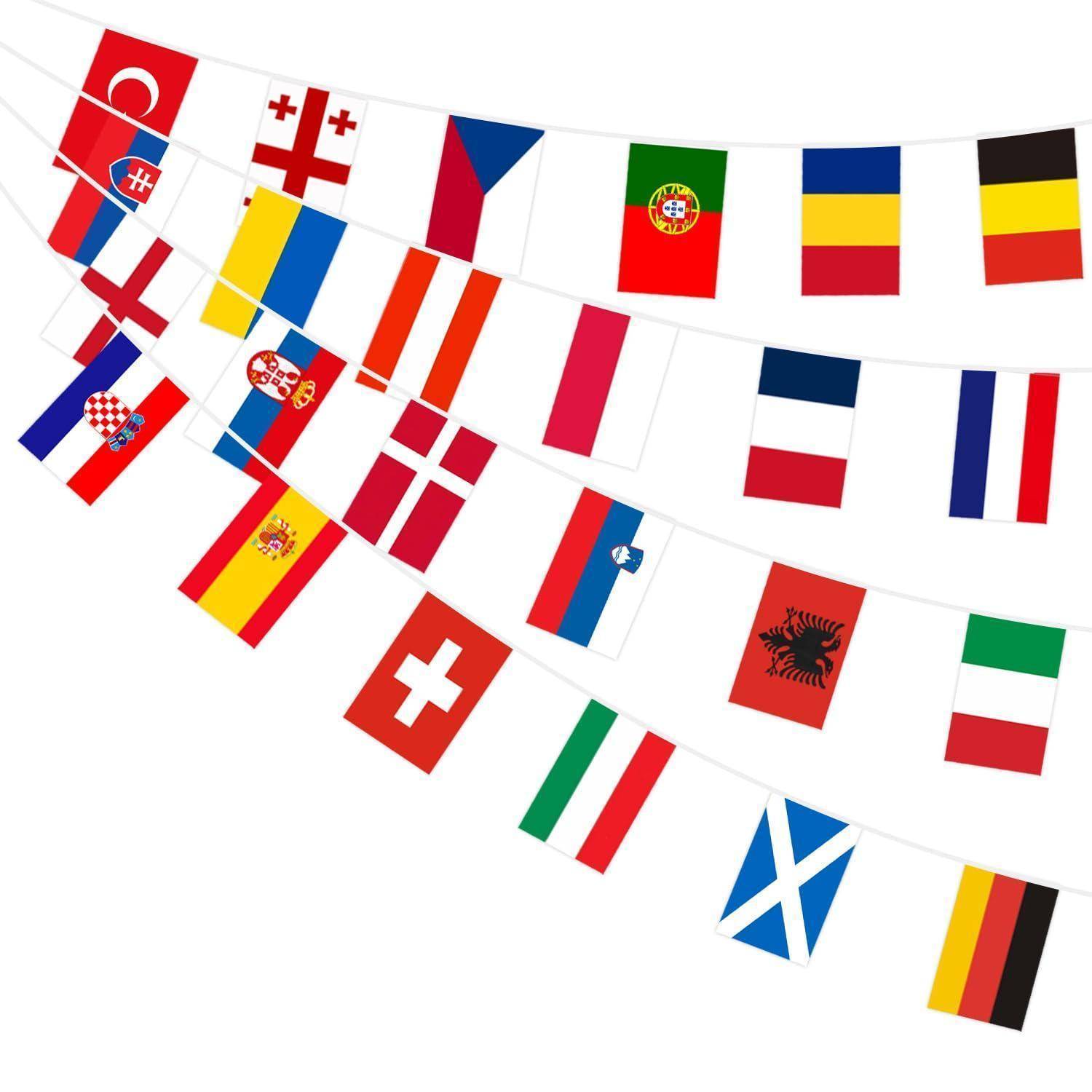 Reihen von hängenden Flaggen europäischer Länder auf weißem Hintergrund, darunter die Türkei, Georgien, Portugal, Rumänien, Belgien, Frankreich, Spanien, die Schweiz, Italien, Schottland und andere.