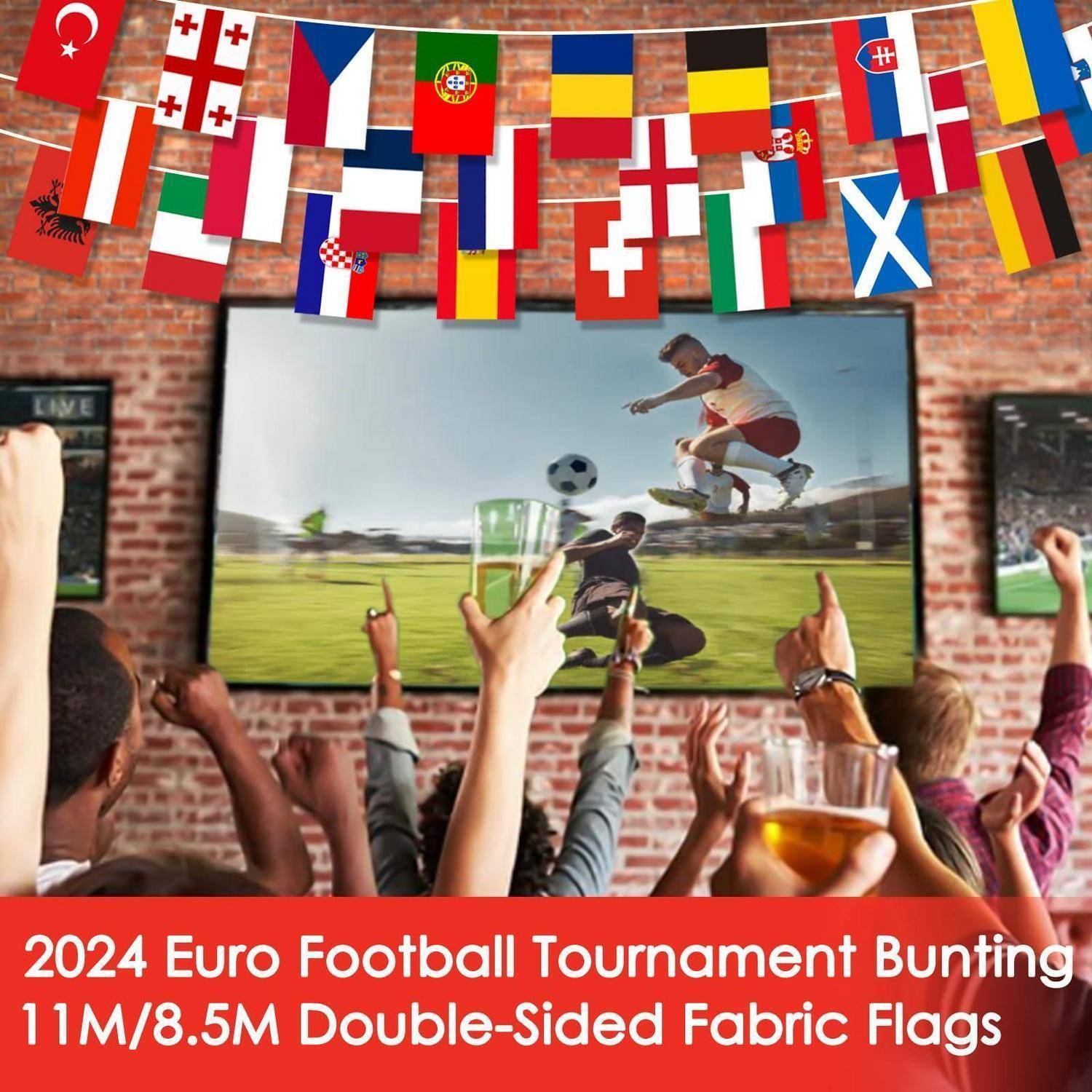 Menschenmenge, die sich in einer Kneipe ein Fußballspiel im Fernsehen ansieht, mit internationalen Flaggen, die oben hängen, und einem Banner mit der Aufschrift „2024 Euro Fußball-Turnier Wimpelketten 11M/8,5M beidseitige Stofffahnen".
