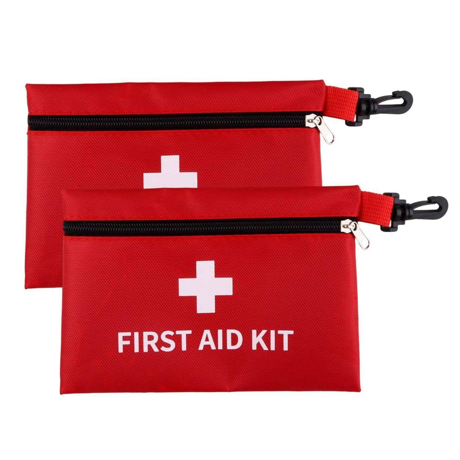 Zwei rote Erste-Hilfe-Taschen mit Reißverschlüssen und Klammern, eine mit der Aufschrift „FIRST AID KIT