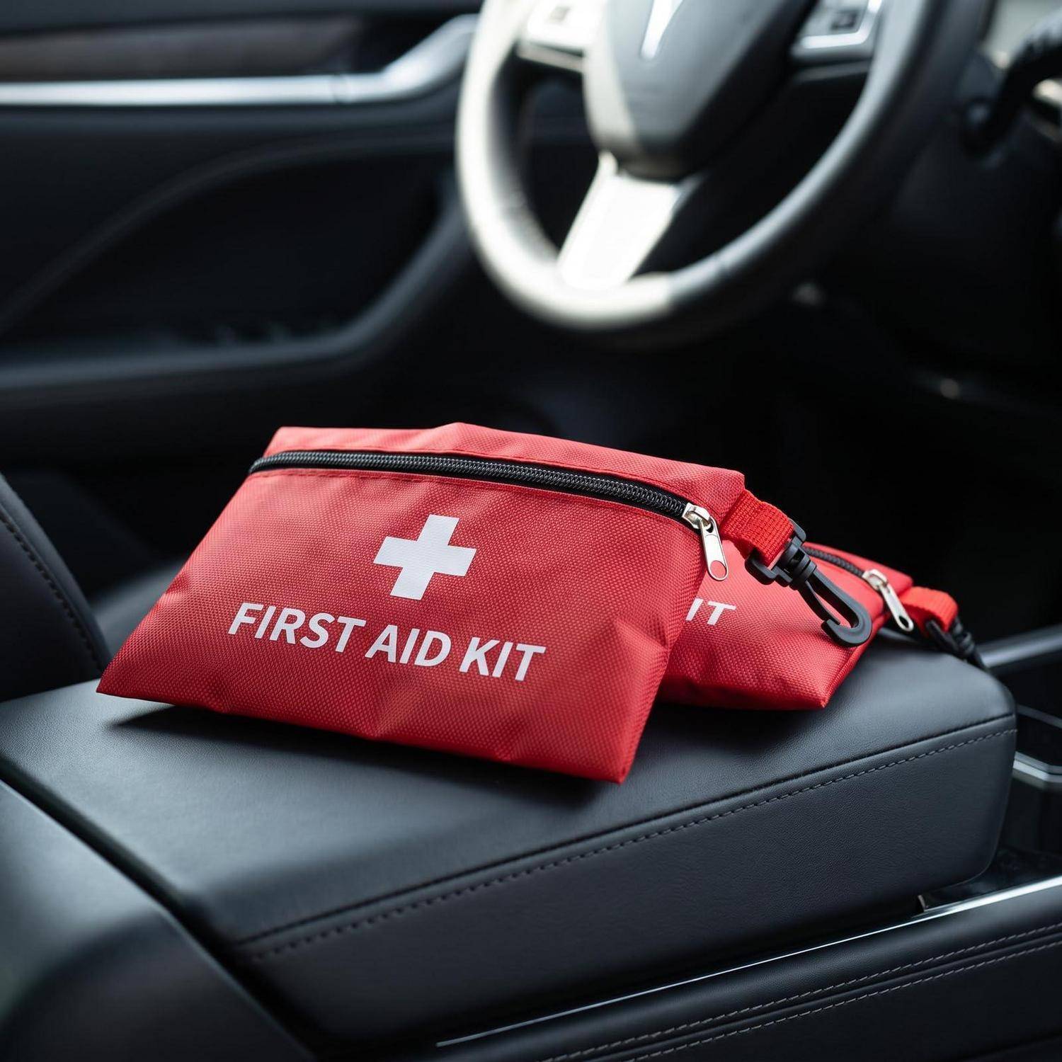 Rote Erste-Hilfe-Tasche mit weißem Kreuz und der Aufschrift „FIRST AID KIT