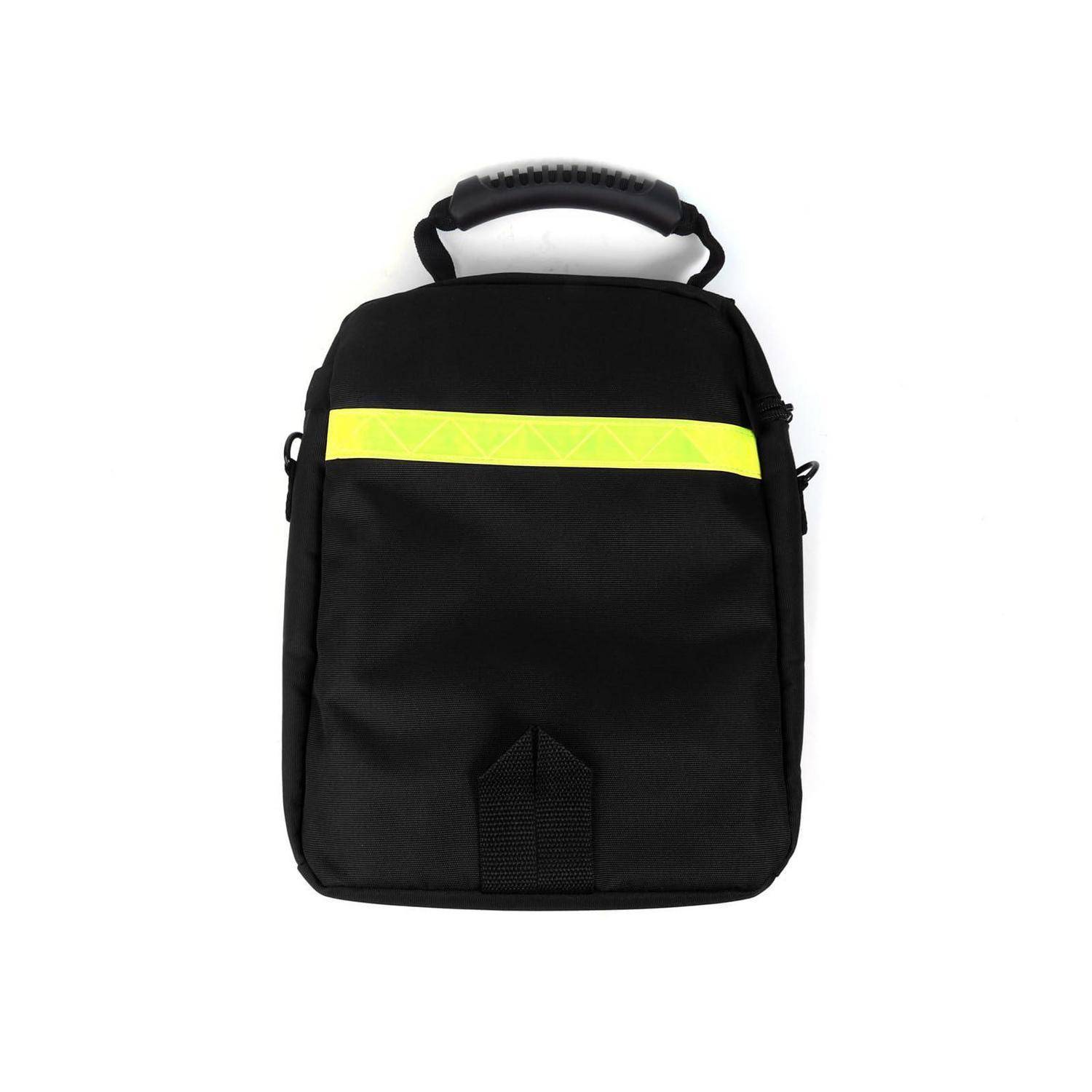 Schwarzer Rucksack mit einem gelben reflektierenden Streifen in der Nähe der Oberseite und einem gepolsterten Griff oben, auf weißem Hintergrund gezeigt.