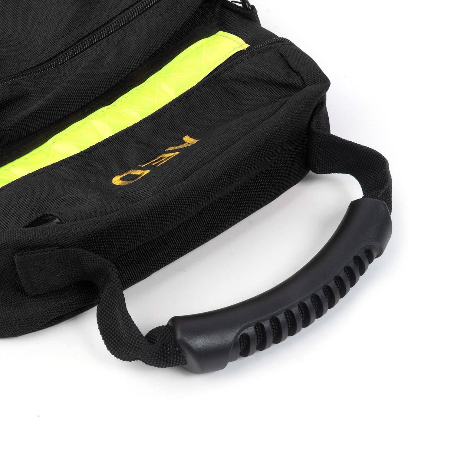Schwarze Reisetasche mit fluoreszierendem gelbem Reflektorstreifen und gepolstertem Griff, dargestellt vor weißem Hintergrund.