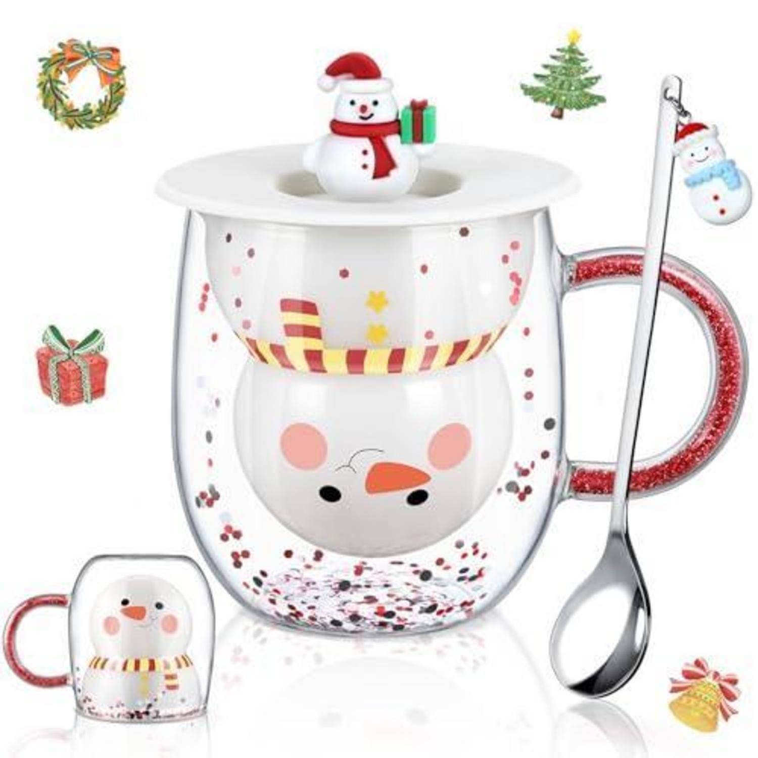 Durchsichtige Weihnachtstasse mit Schneemann-Deckel, rotem Glittergriff und Löffel, umgeben von kleinen Weihnachtsgeschenken und Ornamentdekorationen.