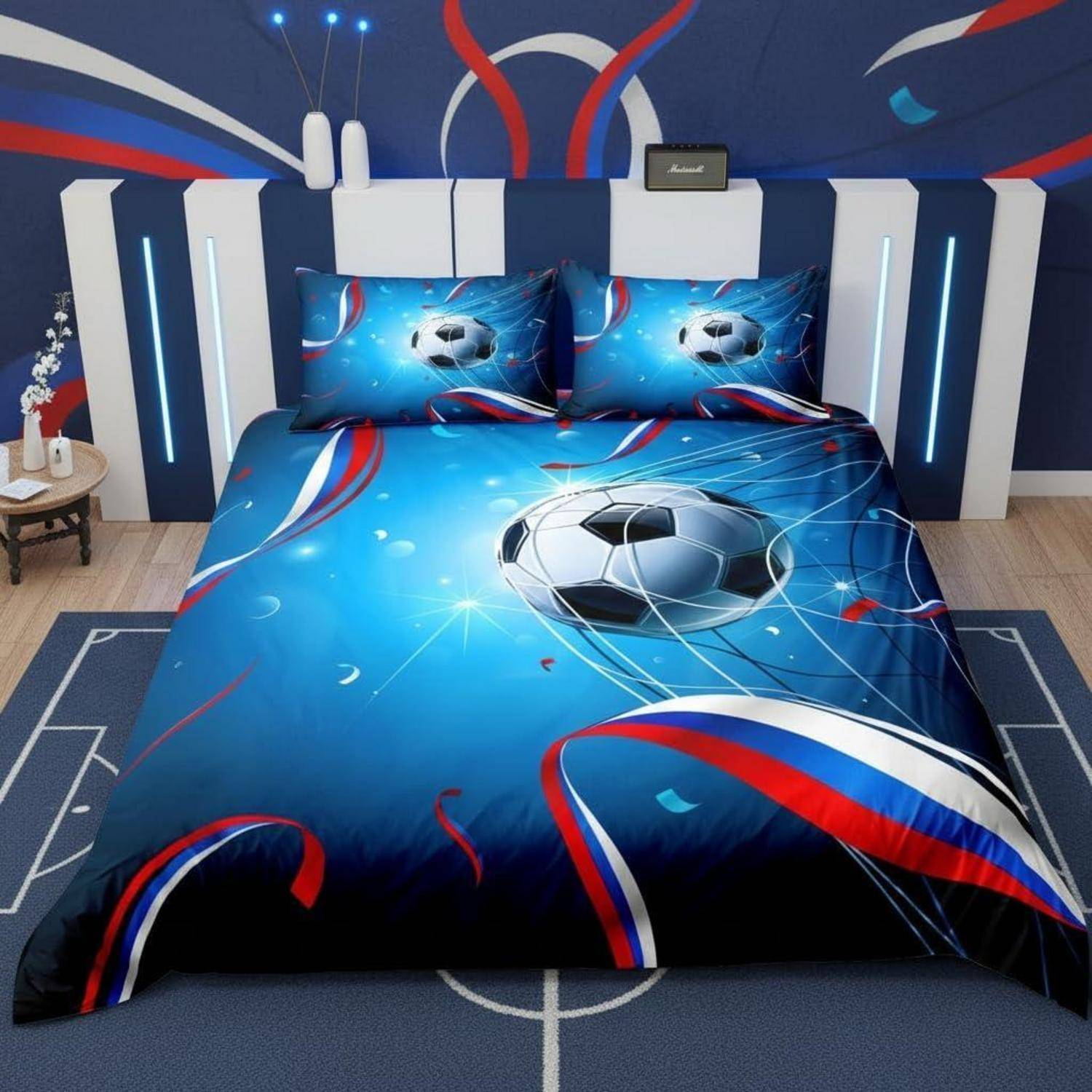 Ein fußballthematisches Bett mit blauer Bettwäsche, passenden Kissen und einer großen Fußballgrafik, eingerichtet in einem Schlafzimmer mit einem sportlichen Wandgemälde.
