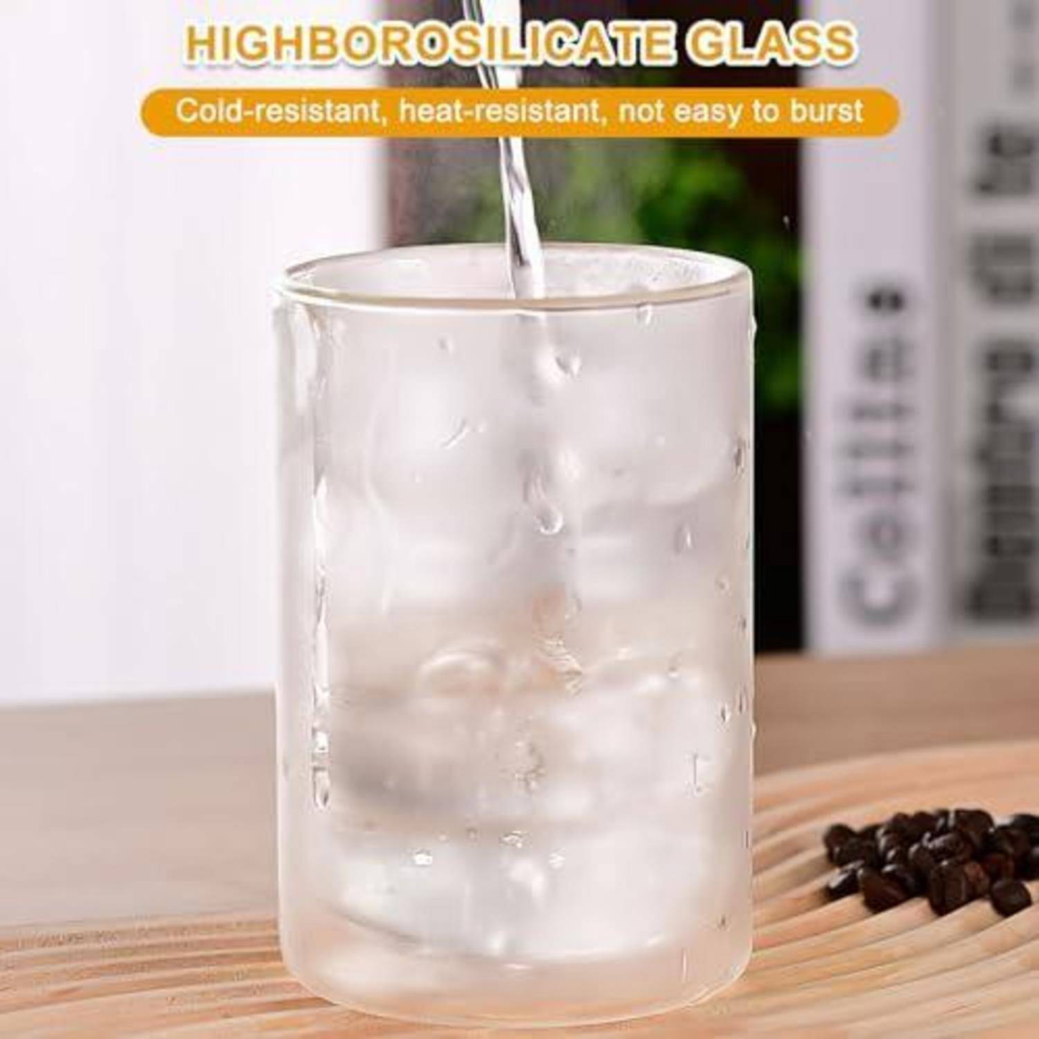 Wasser wird in einen mattierten Borosilikatglas-Becher gegossen; der Text lautet „Borosilikatglas" und „Kältebeständig, hitzebeständig, nicht leicht zu zerbrechen"".