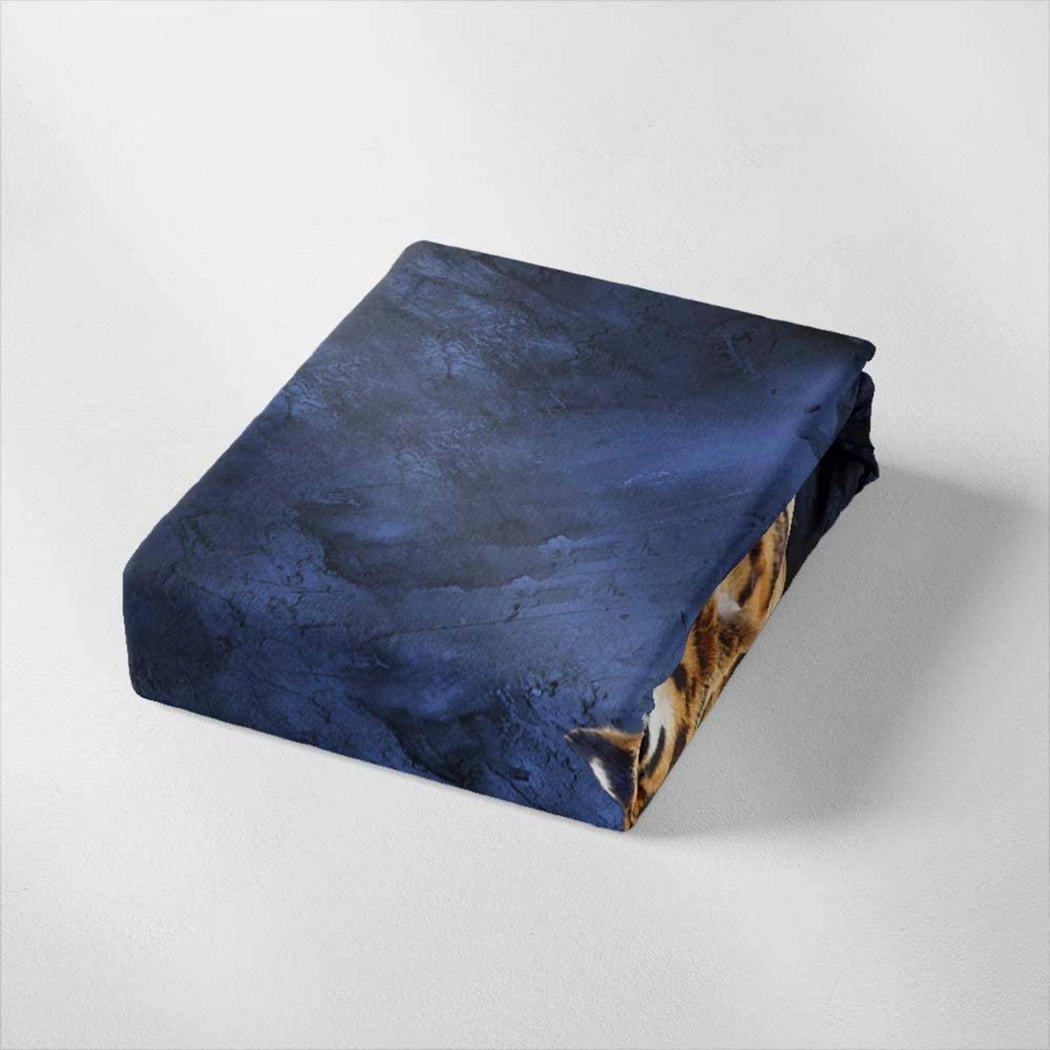 Gefaltetes dunkelblues Stoffquadrat mit Tiger-Druckkante, dargestellt auf einem einfachen hellen Hintergrund.