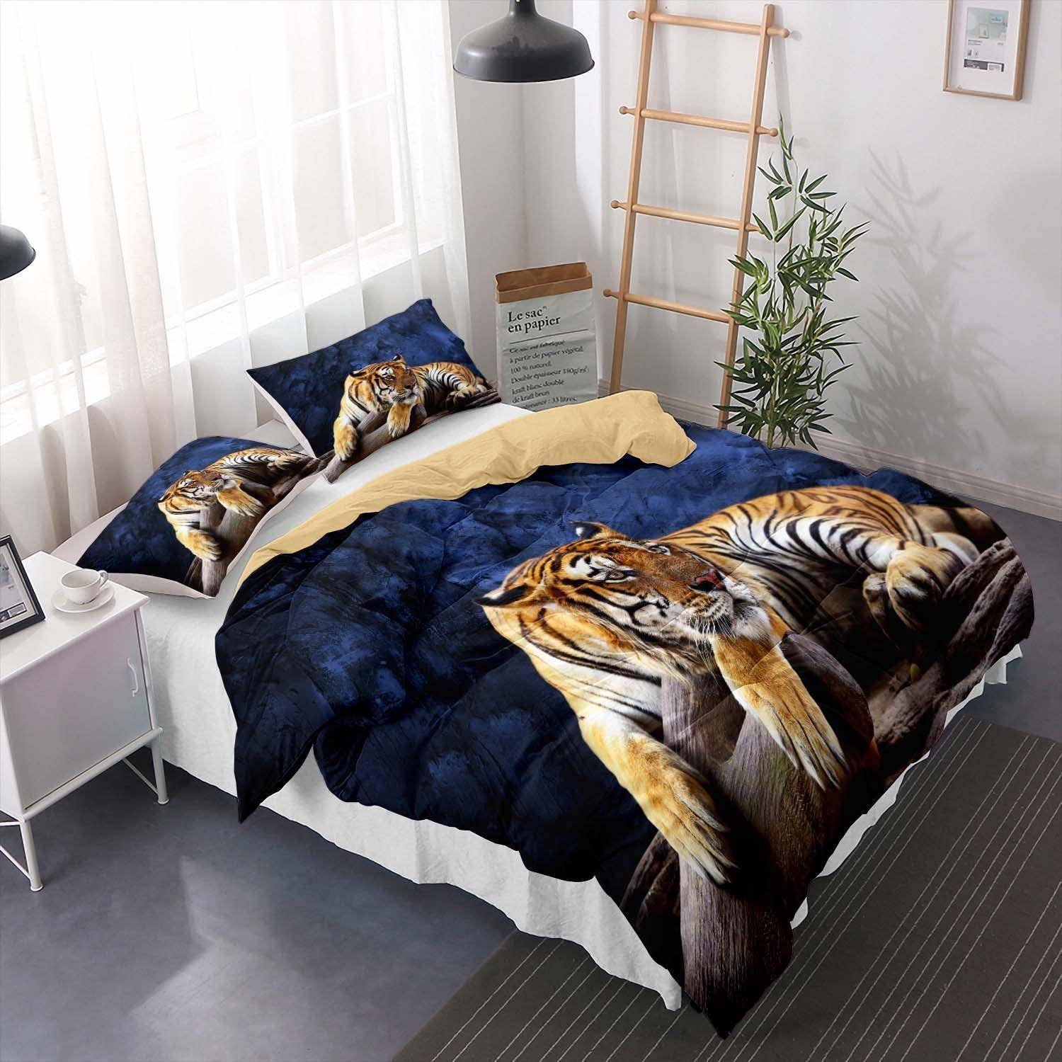 Bett mit Tiger-Muster-Bettdecke und passenden Kissen in einem hellen, minimalistischen Schlafzimmer.