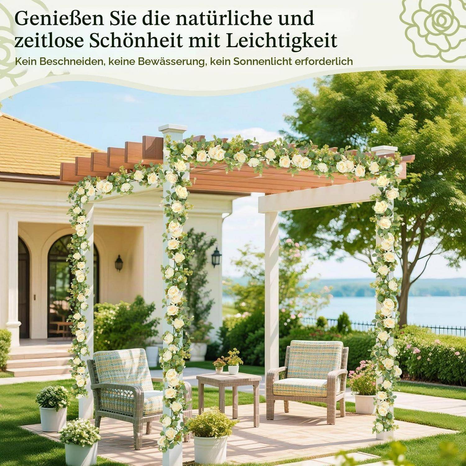 Künstliche Blumen auf einer Gartenlaube mit Stühlen und Seeblick; der Text besagt „Genießen Sie mühelos natürliche, zeitlose Schönheit" und „Kein Schneiden, Gießen oder Sonnenlicht erforderlich"