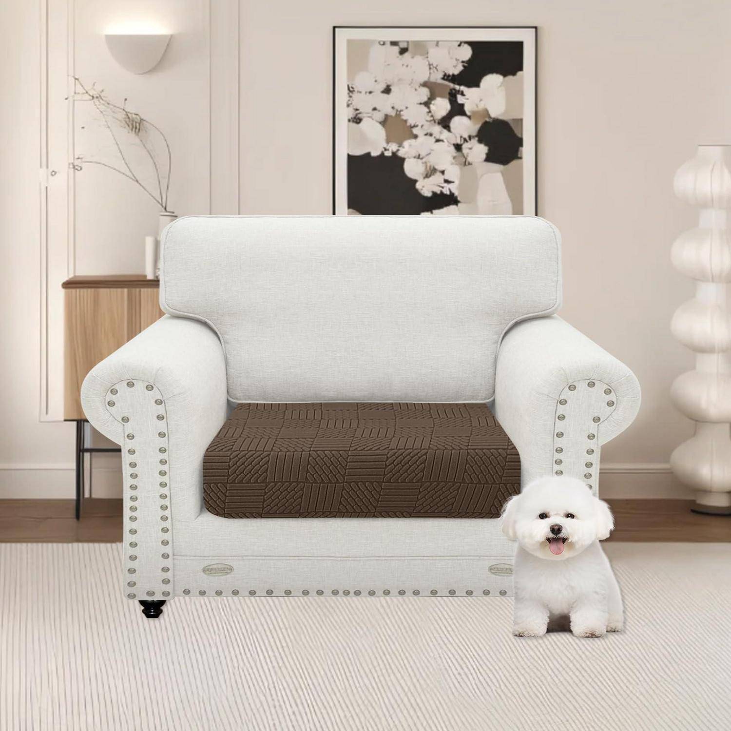 Weißer gepolsterter Sessel mit braunem Sitzbezug in einem modernen Wohnzimmer, mit einem kleinen weißen Hund, der daneben sitzt.