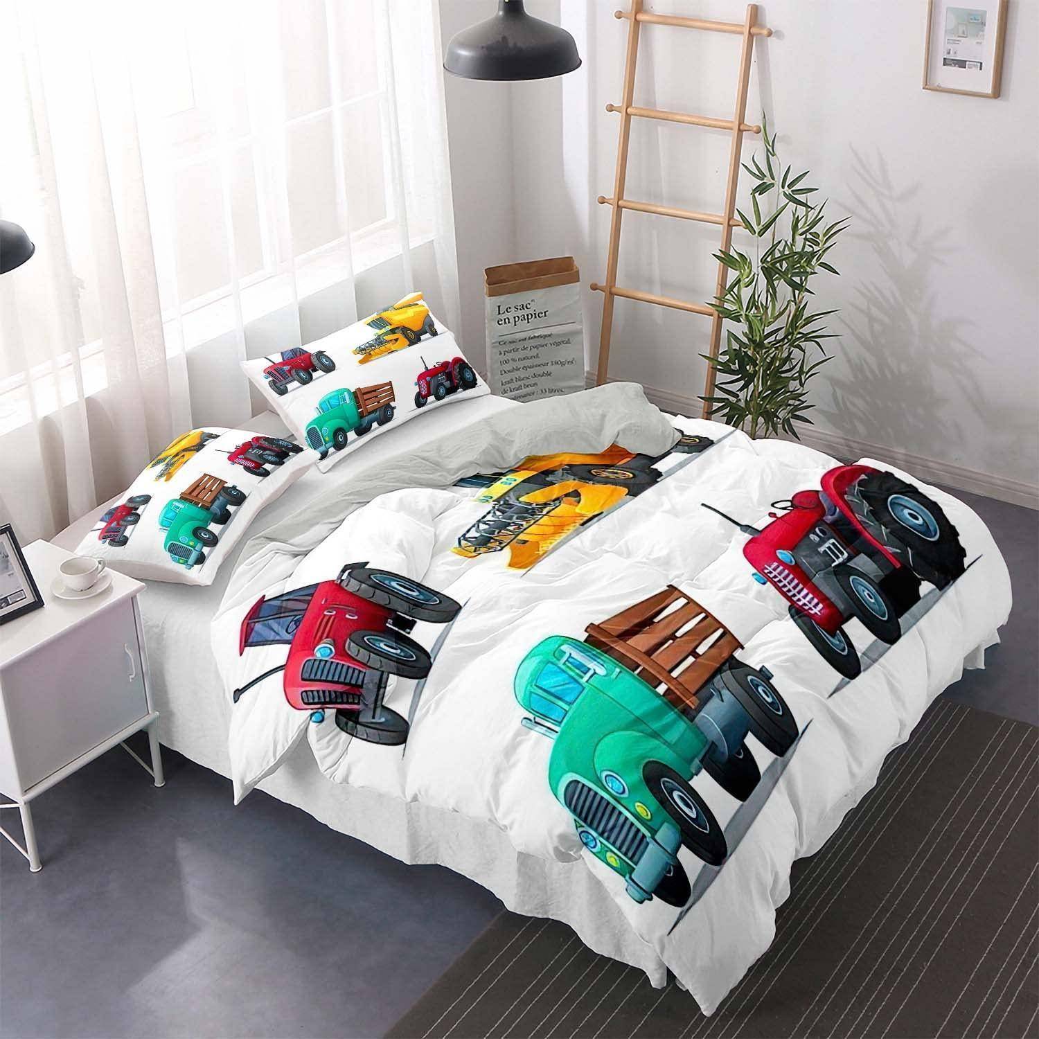 Farbenfrohe Lastwagen-Bettwäsche auf einem ordentlich gemachten Bett in einem hellen Schlafzimmer, mit passenden Kissenbezügen und einer Steppdecke mit Cartoon-Fahrzeugen.