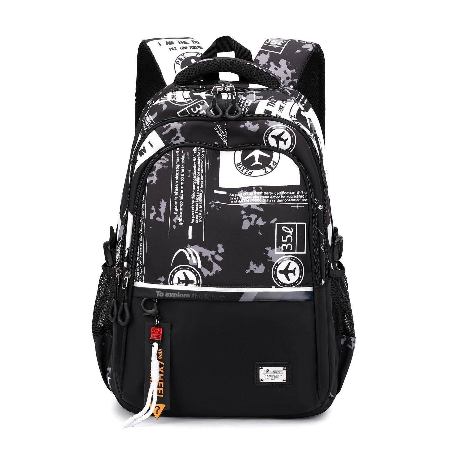 Schwarzer Rucksack mit weißem Grafikdruck, Frontreißverschlusstasche, seitliche Netztaschen und Anhängeetikett, vor weißem Hintergrund gezeigt.