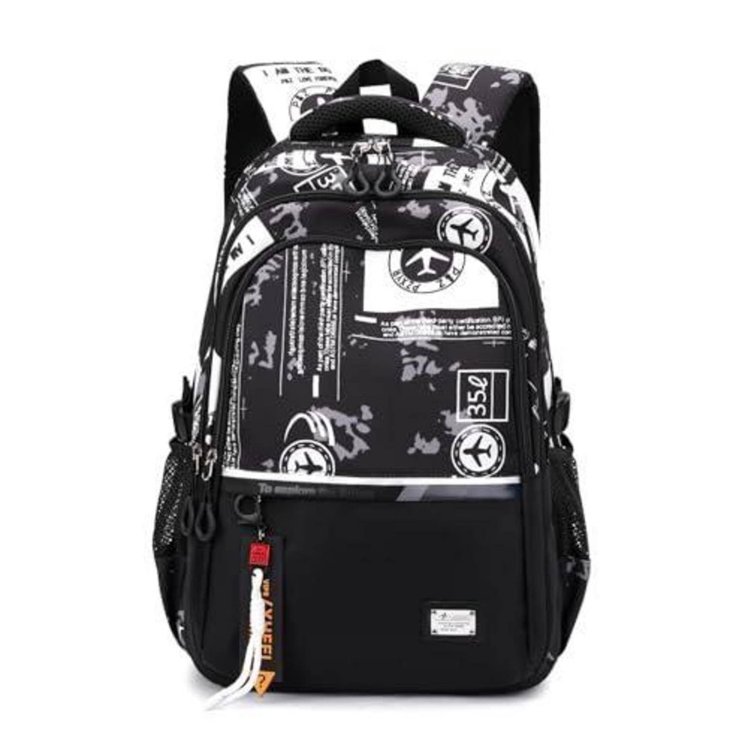 Schwarzer Rucksack mit weißem grafischem Druck, mehreren Reißverschlusstaschen, seitlichen Netztaschen und einem vorderen Anhängeetikett, gezeigt auf einfarbig weißem Hintergrund.