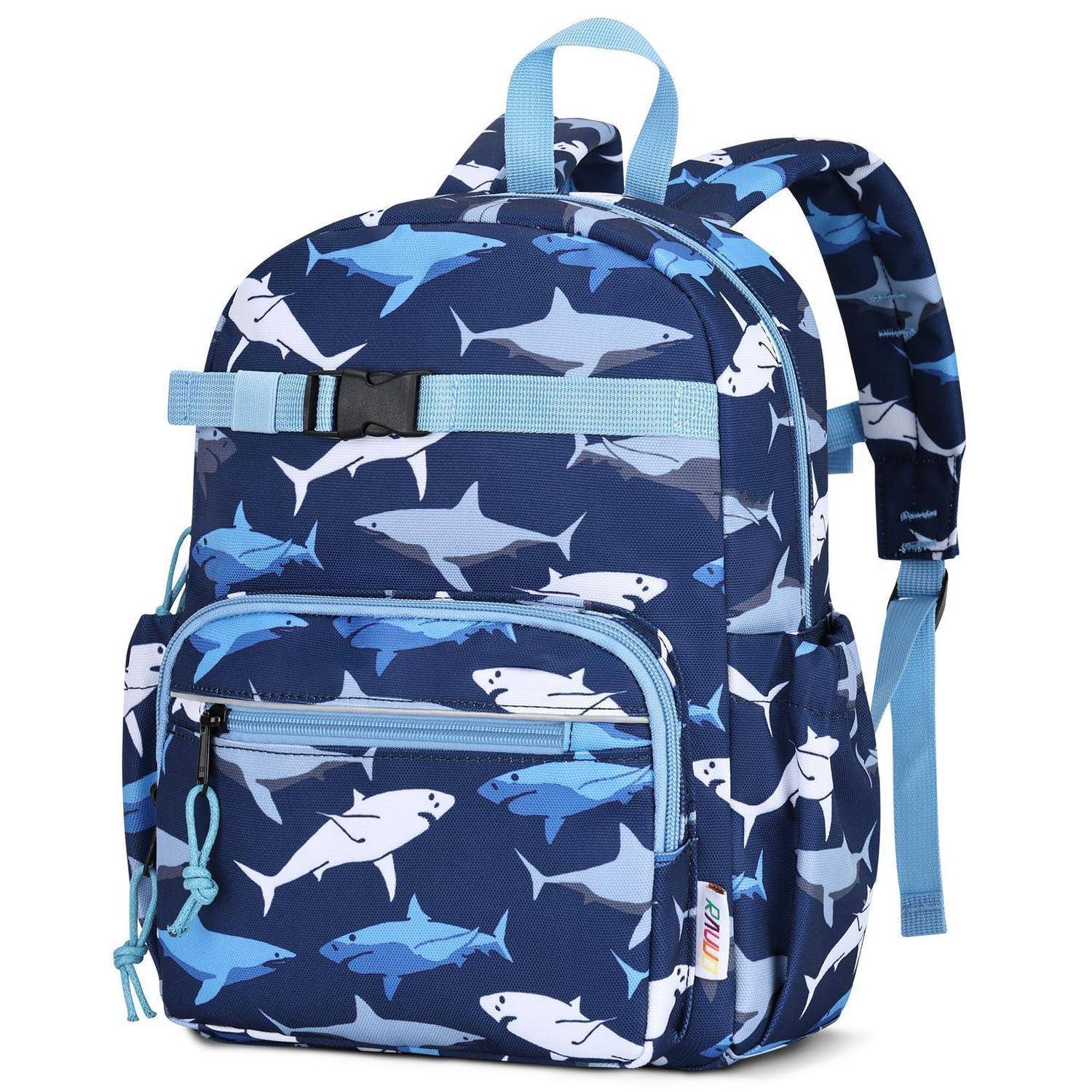 Rucksack mit Blauhai-Muster, Vordertasche mit Reißverschluss, Seitentaschen und gepolsterten Trägern auf weißem Hintergrund.