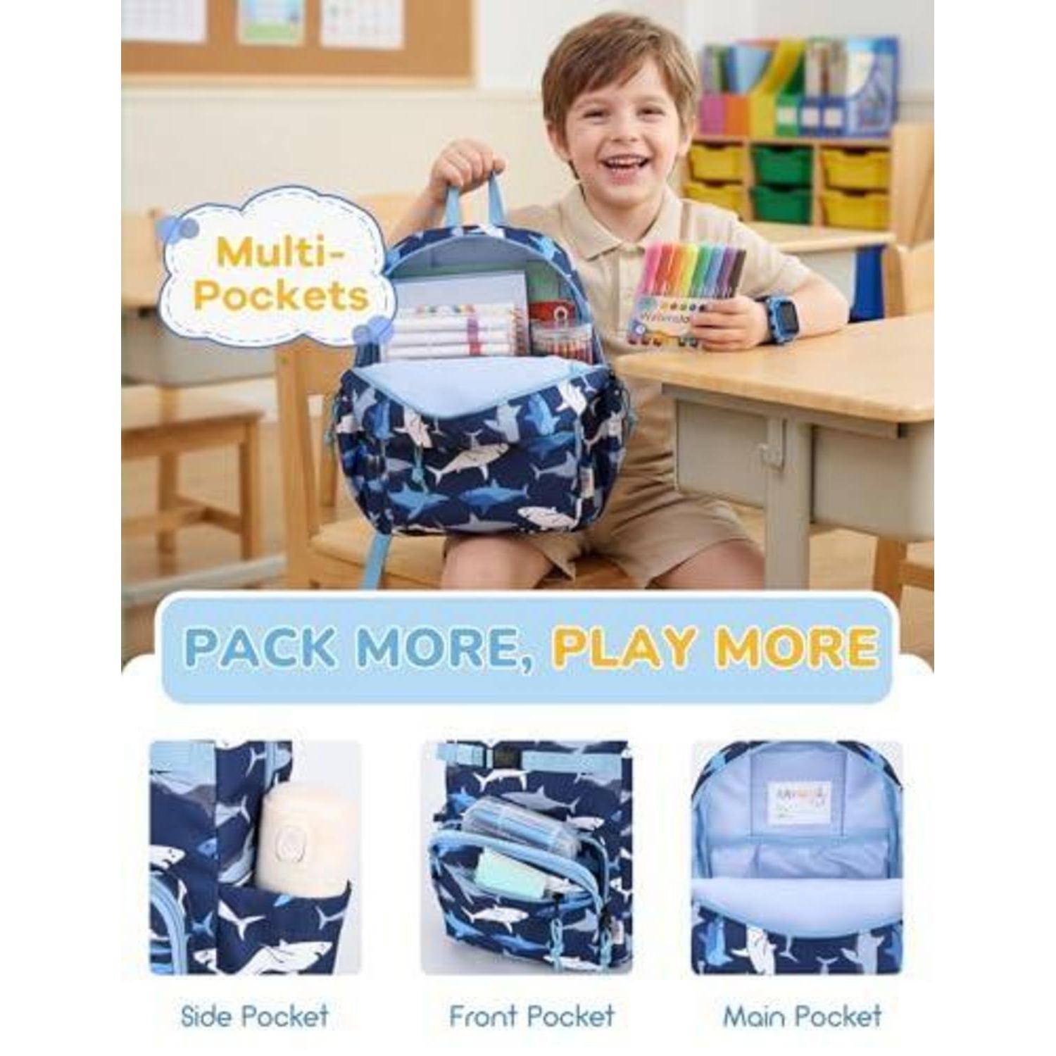 Ein Kind, das an einem Schreibtisch lächelt, mit einem Rucksack im Hai-Muster, der offen ist und mehrere Taschen zeigt; der Text lautet „Multi-Pockets" und „PACK MORE, PLAY MORE"".