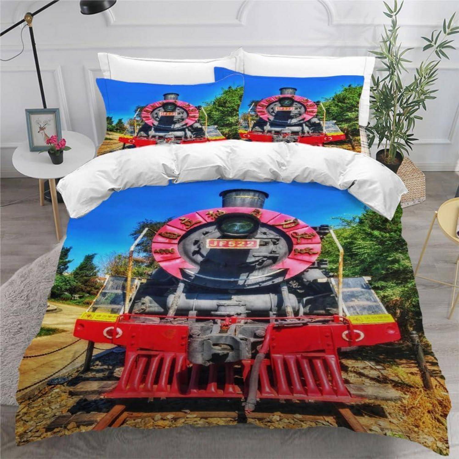 Bett mit zugthematischem Bettwäscheset, das eine große frontal ausgerichtete Dampflokomotive auf der Bettdecke und passende Kissenbezüge in einem Schlafzimmer zeigt.