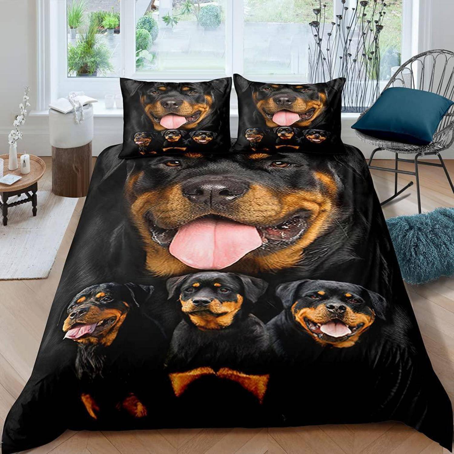 Ein Bett mit einer schwarzen Bettdecke und Kissen mit einem aufgedruckten Rottweiler-Hundegesicht in einem hellen, modernen Schlafzimmer.