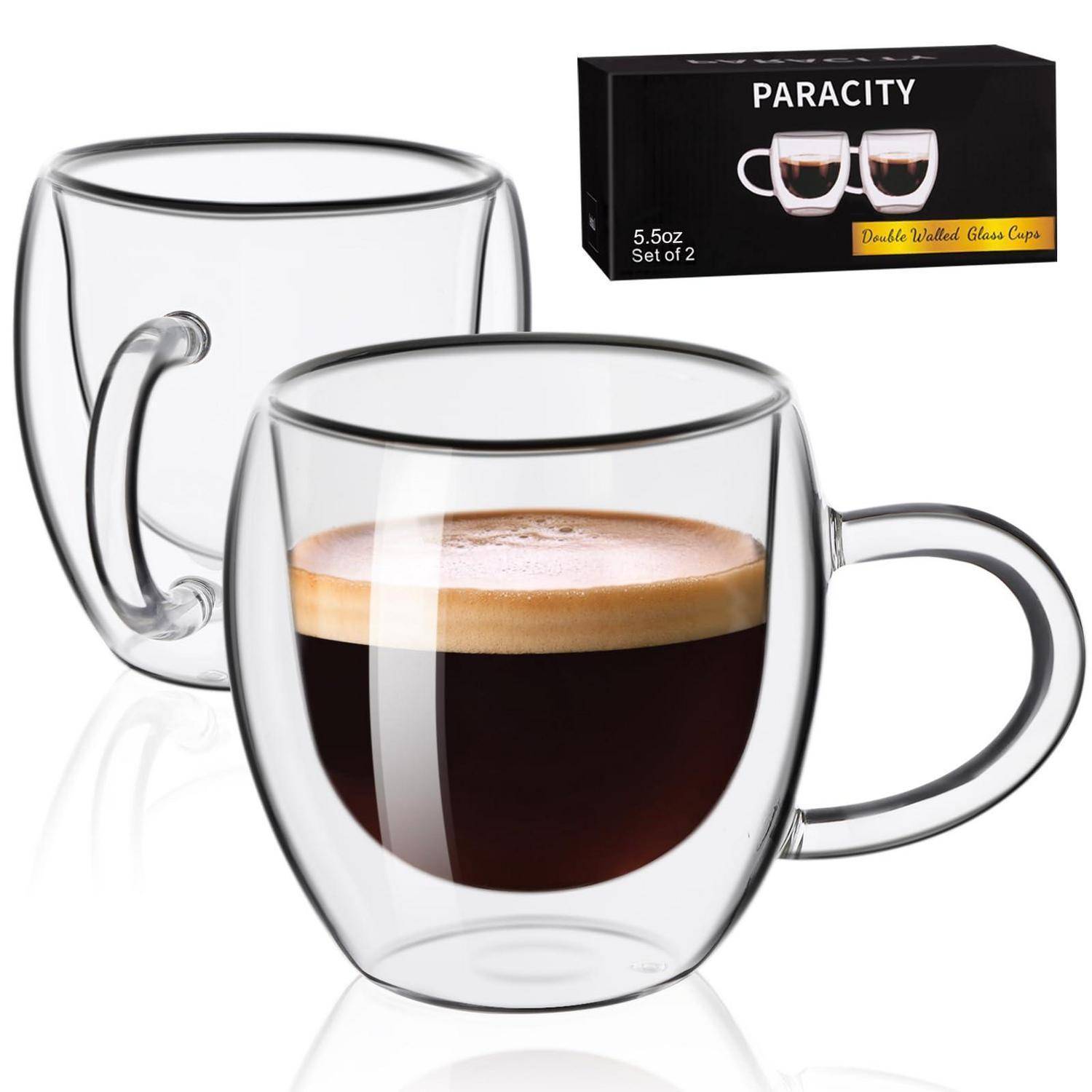 Zwei klare doppelwandige Glaskaffeetassen, eine mit Kaffee gefüllt, mit einer Produktschachtel mit der Aufschrift „PARACITY
