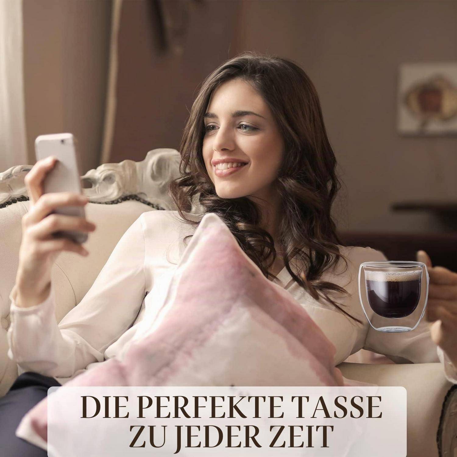 Frau, die auf einem Sofa lächelt und ein Selfie mit einem Smartphone macht, während sie eine Tasse hält, mit dem Text „DIE PERFEKTE TASSE ZU JEDER ZEIT" auf dem Bild.