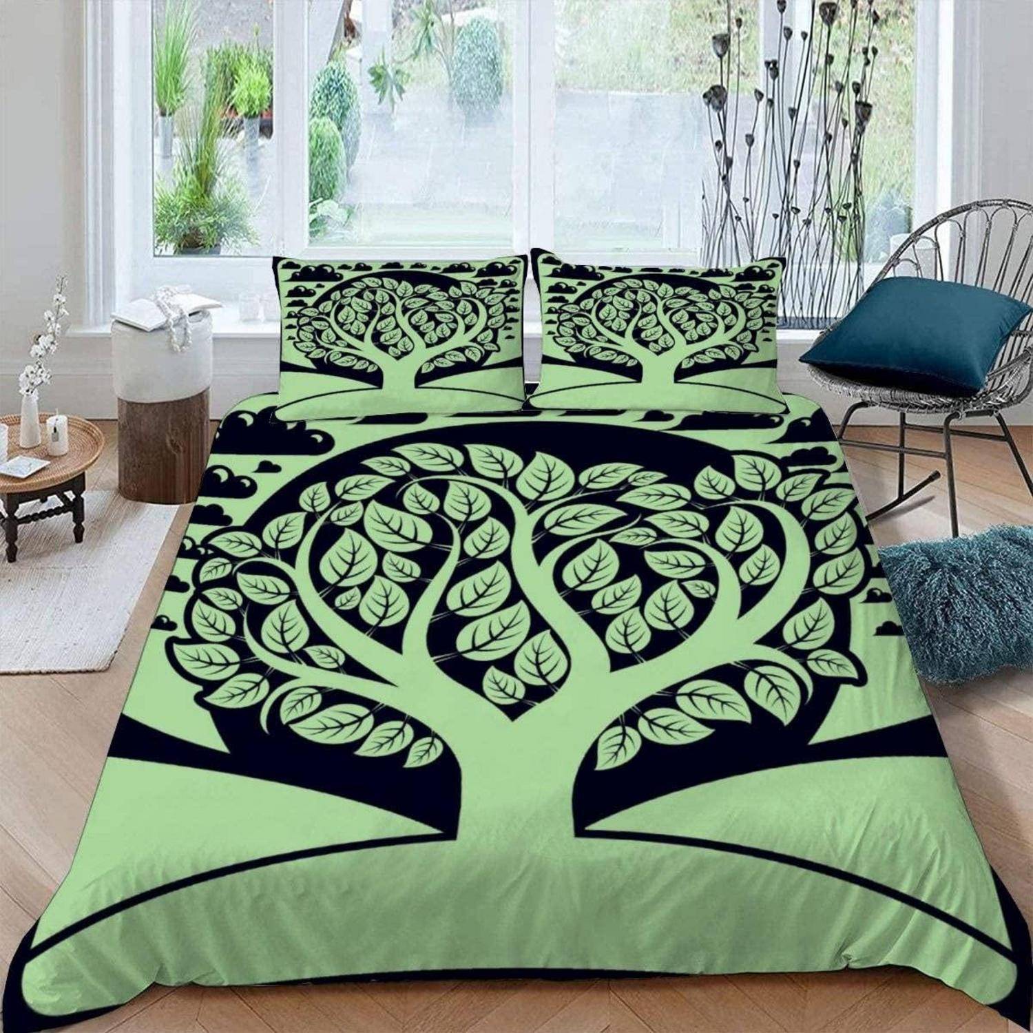 Grün-schwarzes Baum-des-Lebens-Bettwäsche-Set auf einem Bett mit passenden Kissenbezügen und Bettdecke in einem hellen modernen Schlafzimmer.