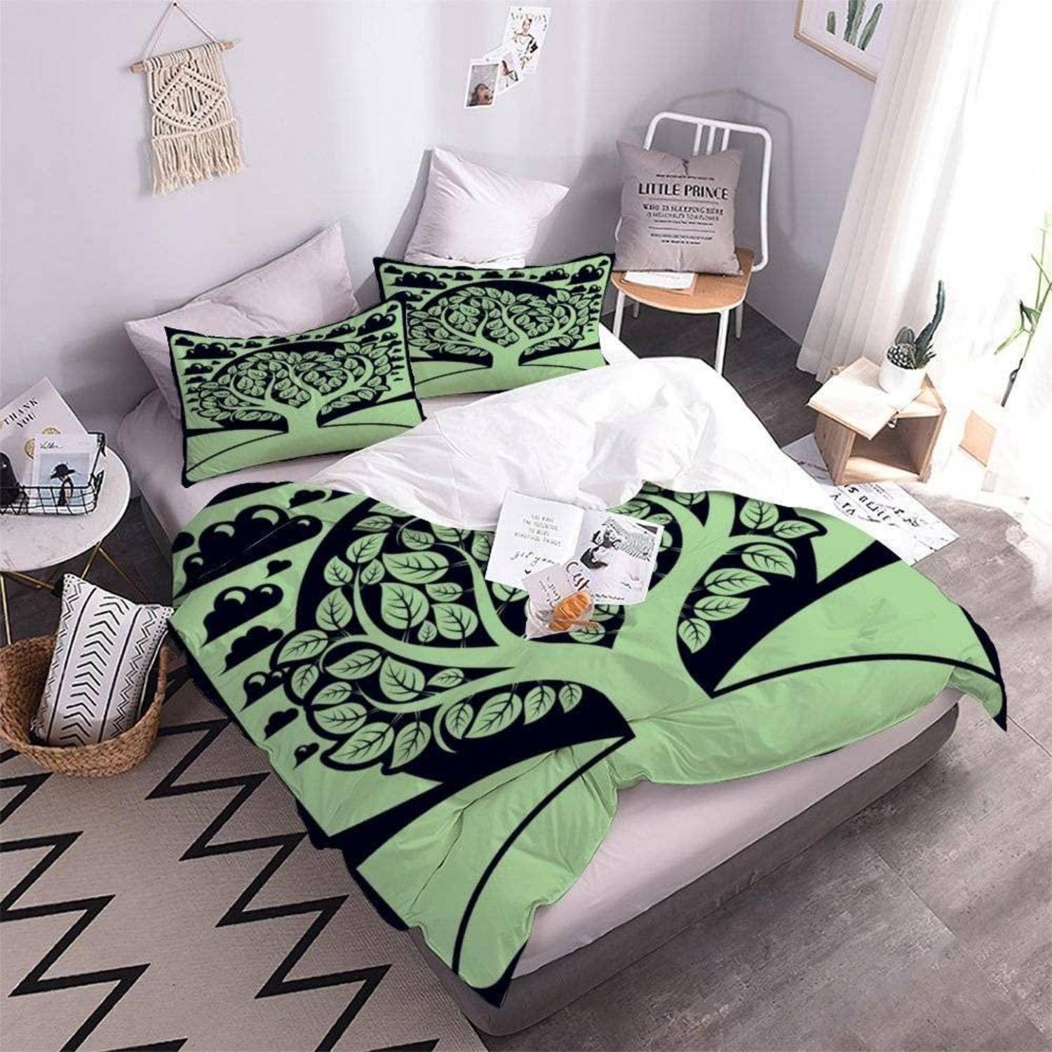 Bett mit grün-schwarzem Blattmuster-Bettdecke und passenden Kissenbezügen in einem hellen, minimalistischen Schlafzimmer mit Stuhl, Pflanzen und Dekoration.