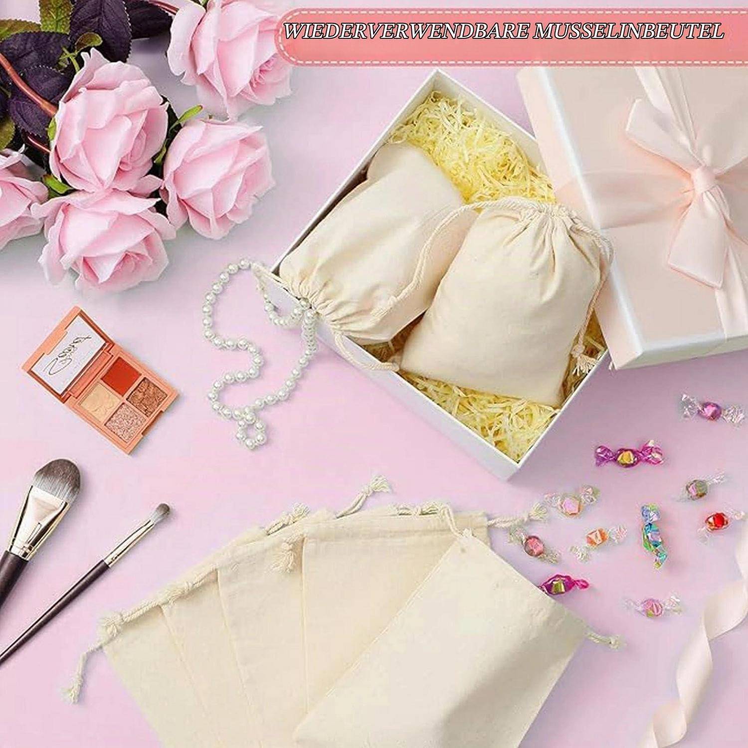 Geschenkset aus wiederverwendbaren Musselin-Kordelzugbeuteln in Pink, Beauty-themed Flatlays mit Geschenkbox, Blumen, Make-up und Accessoires.