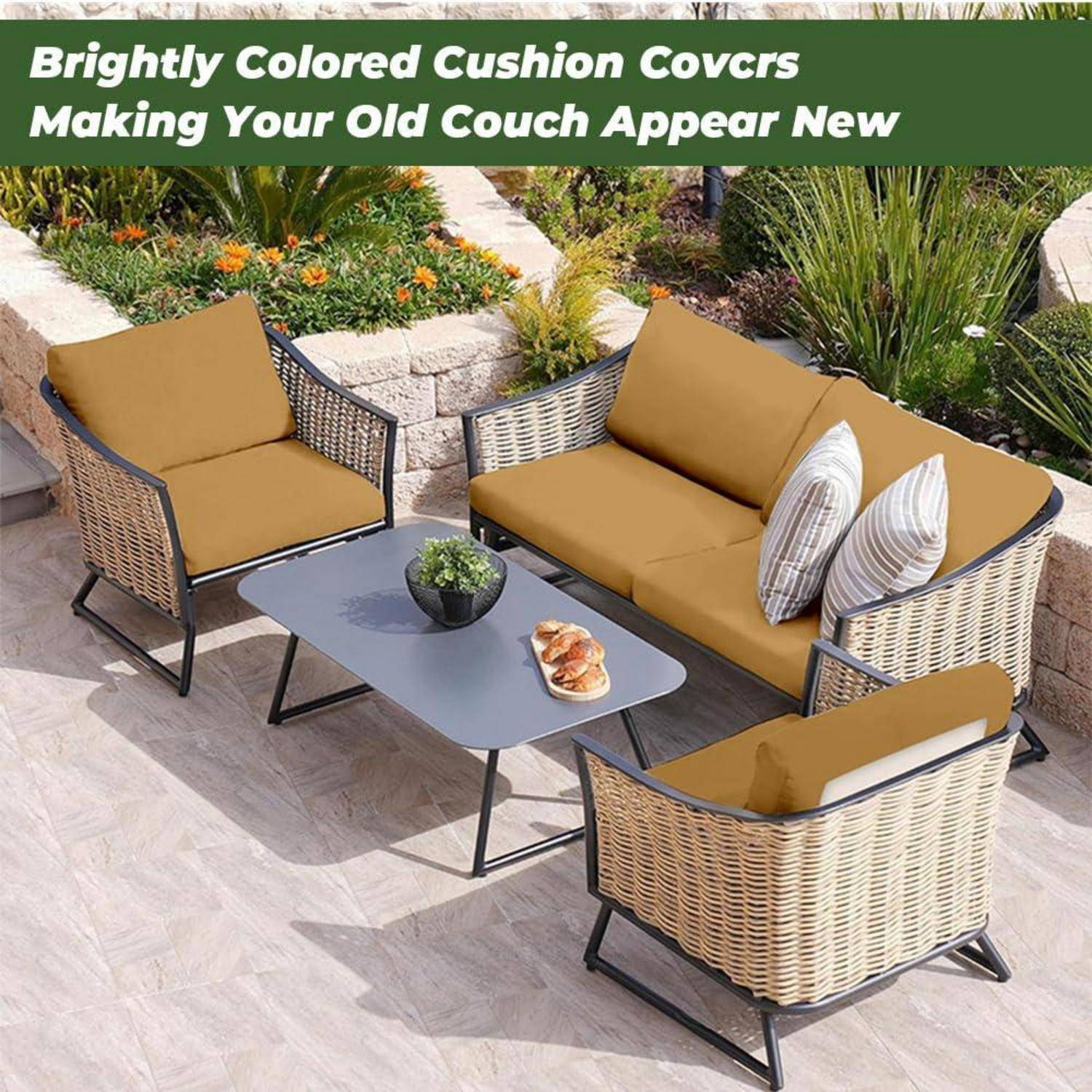 Terrassenmöbel-Set mit beigen Kissenbezügen auf einem Sofa und zwei Stühlen um einen niedrigen Tisch herum, dargestellt als eine Umgestaltung von Gartenmöbeln.