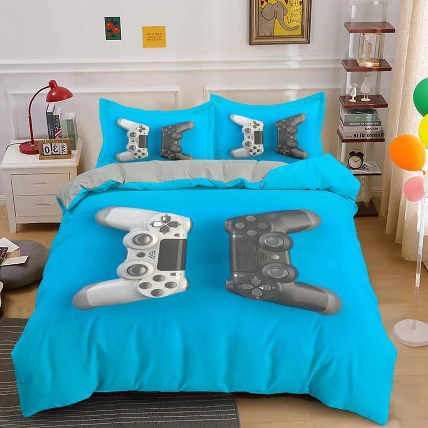 Leuchtend blaues Bettwäscheset mit Gamecontroller-Drucken auf der Bettdecke und Kissen in einem ordentlichen Schlafzimmer