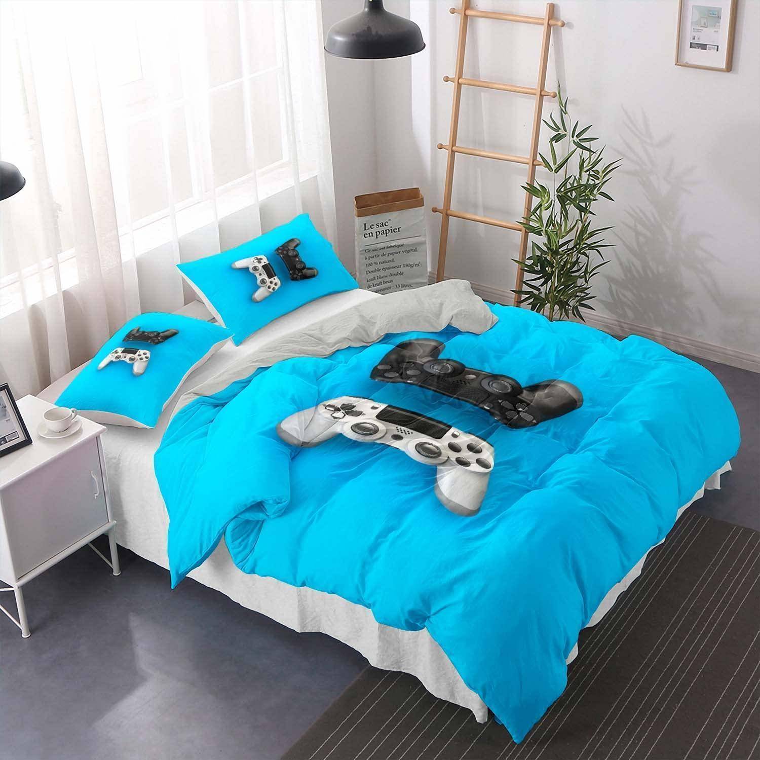 Hellblauue Bettwäsche mit gedruckten Spielecontrollern auf der Bettdecke und den Kissen, gezeigt auf einem ordentlich gemachten Bett in einem modernen Schlafzimmer.